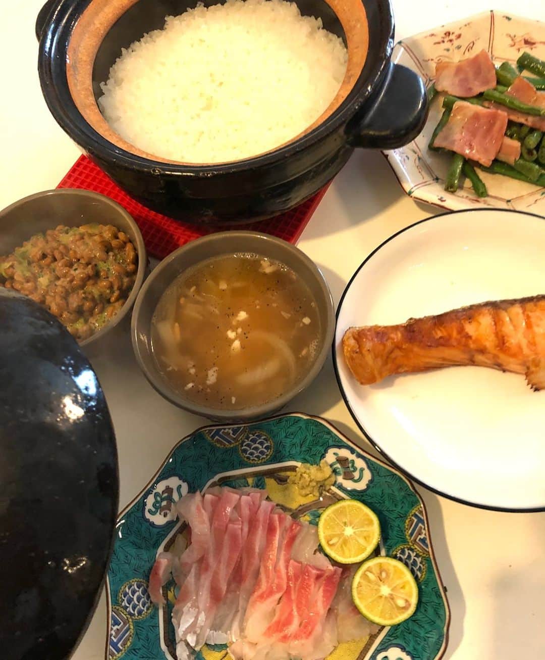 甘糟記子さんのインスタグラム写真 - (甘糟記子Instagram)「抜けてしまった終業式の日の昼ごはん\(//∇//)\  夕飯がブッフェの予定だったので、家でサクッと‼️  土鍋でご飯を炊いて、シャケ焼いて、インゲンとベーコン炒めて、だるま納豆と、鯛のお刺身、ベーコン入りオニオンスープにチーズを入れたものです(o^^o)  午後は家でみんなでゴロゴロのんびり(๑>◡<๑)  春休みって最高ですね\(//∇//)\  #甘糟ご飯#ご飯#昼ごはん#家ご飯#ランチ#土鍋飯#土鍋でご飯#刺身」3月20日 8時47分 - norihey924