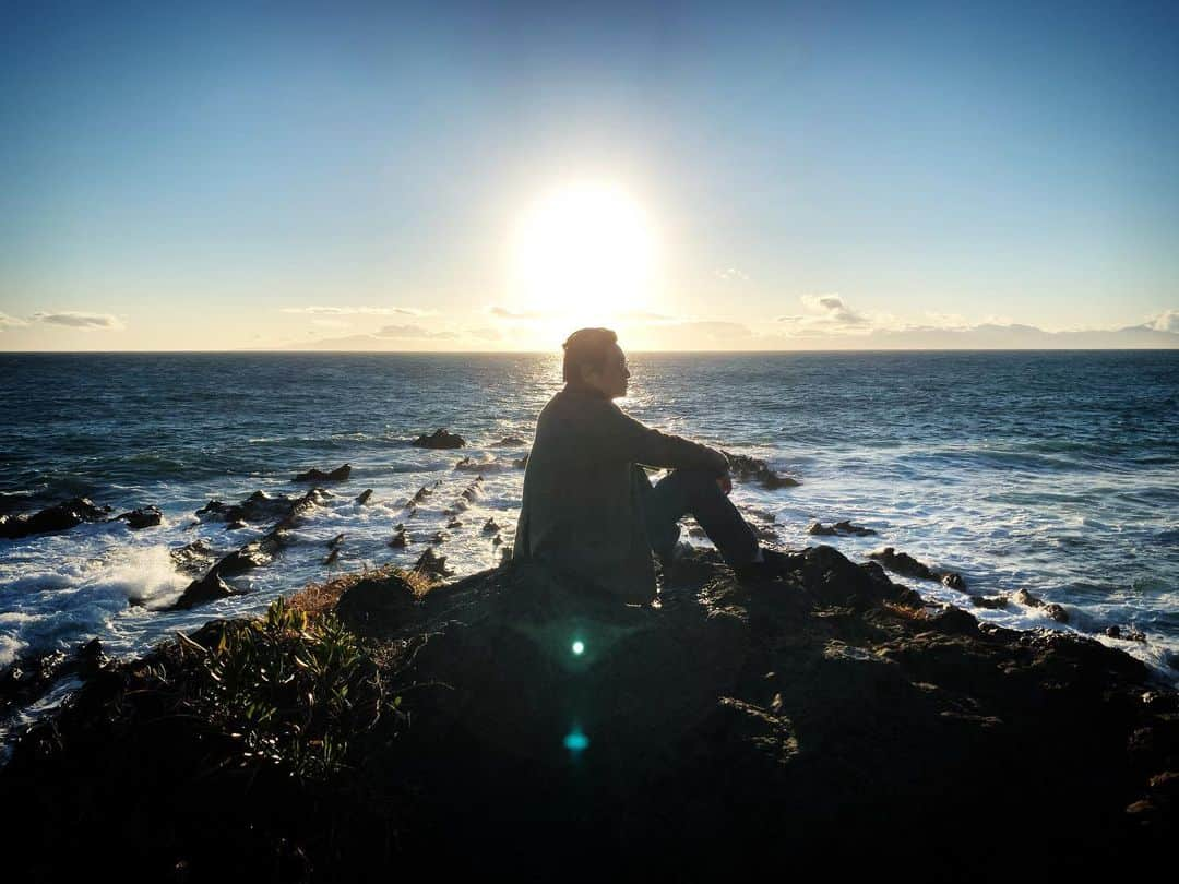 井浦新さんのインスタグラム写真 - (井浦新Instagram)「今日から 太陽と戯れる時間が 少しづつながくなってく 春の始まり  #春分 #二十四節気 #二至二分 #歩くひと #Eテレ #本日14時から #特別編第2弾 #みんな観てね」3月20日 9時36分 - el_arata_nest