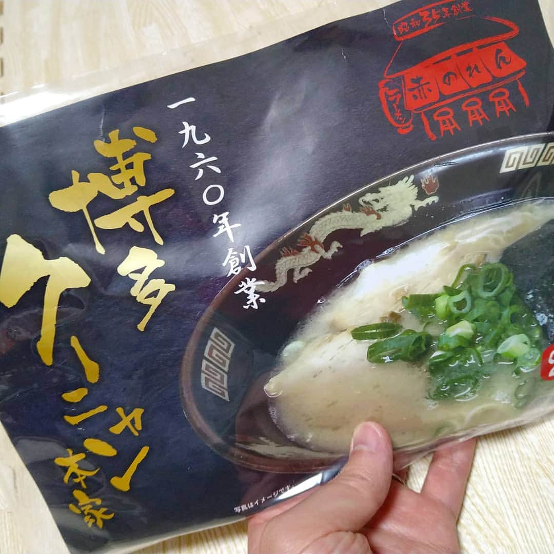 青木淳也のインスタグラム：「* * * よっしゃーーー！ ラジオでも話しておりました あの"クーニャンラーメン"が 無事バッチリ届きましたーーー！ * 川上政行さんのお店【暮らし 日と月】に クーニャンラーメンを買いに行ったら まさかの店休日だったという地獄から２日。 注文してすぐ届いて感激です！ * 食べるのがめちゃくちゃ楽しみ！ 川上さーん！ありがた〜い♪ * * #ブルーリバー #クーニャンラーメン #お取り寄せ #お取り寄せグルメ #ラーメン #赤のれん #とんこつラーメン #福岡 #fukuoka #福岡グルメ #ramen #ramennoodles #picture #photo #写真 #グルメ #noodles #おうちごはん #暮らし日と月 #絶品 #バリうま #food #感謝」