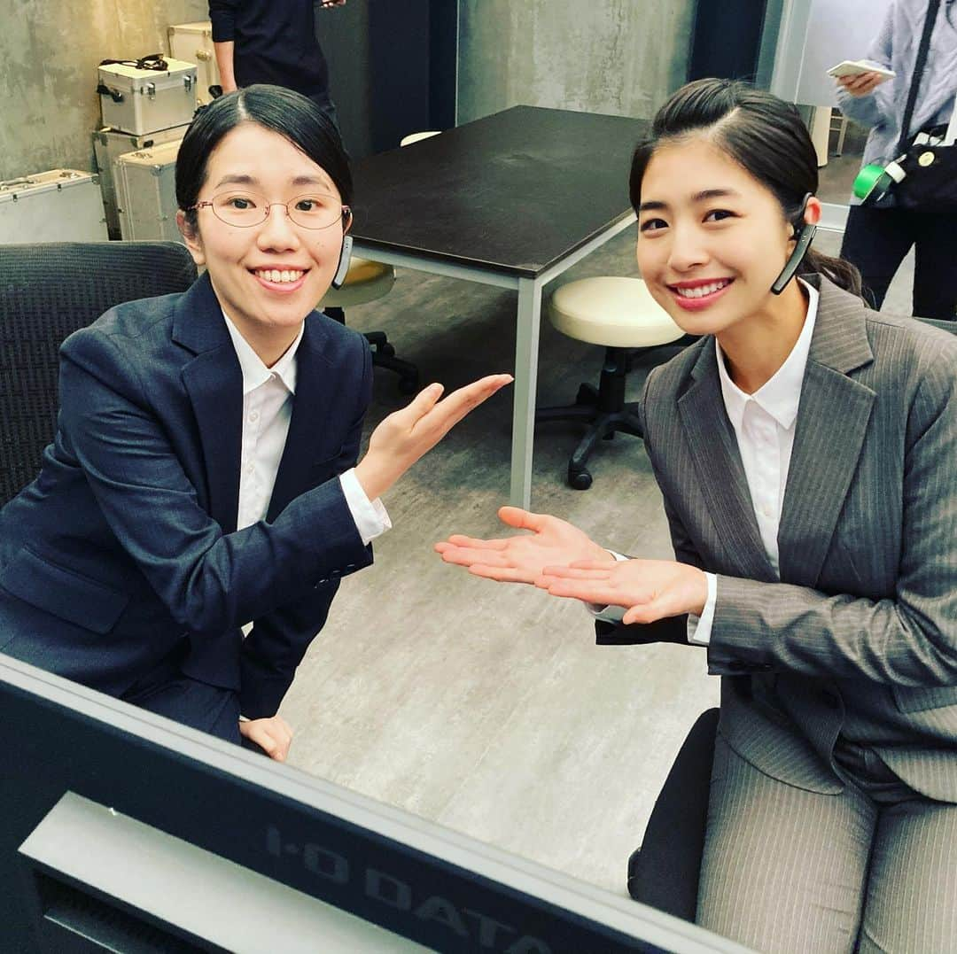 レッドアイズ 監視捜査班さんのインスタグラム写真 - (レッドアイズ 監視捜査班Instagram)「＼#レッドアイズ 👁👁オフショ／  今夜10時～ 大注目の第9話が放送📺  KSBCで働く💻 情報分析官ガールズ✨  🌸阿蘇(#泉川実穂) 🔮沼尻(#小野寺ずる) …の和やかオフショットを公開📷  #実はこの写真を撮ったのは #KSBCでの撮影開始直後 #懐かしの2020年 #今やさらに仲良し度が増したお2人 #ほっこり  ＿＿＿＿＿＿＿＿＿＿＿＿＿＿＿＿ 　#レッドアイズ 監視捜査班 📹 　　　2021年3月20日(土) 　　EP.09 🟥 𝗦 𝗧 𝗔 𝗥 𝗧 🟥 ￣￣￣￣￣￣￣￣￣￣￣￣￣￣￣￣ 出演：#亀梨和也 　　　#松下奈緒 　　　#趣里 　　　#シシドカフカ 　　　#松村北斗(#SixTONES) 　　 　　　#木村祐一」3月20日 10時04分 - redeyes_ntv