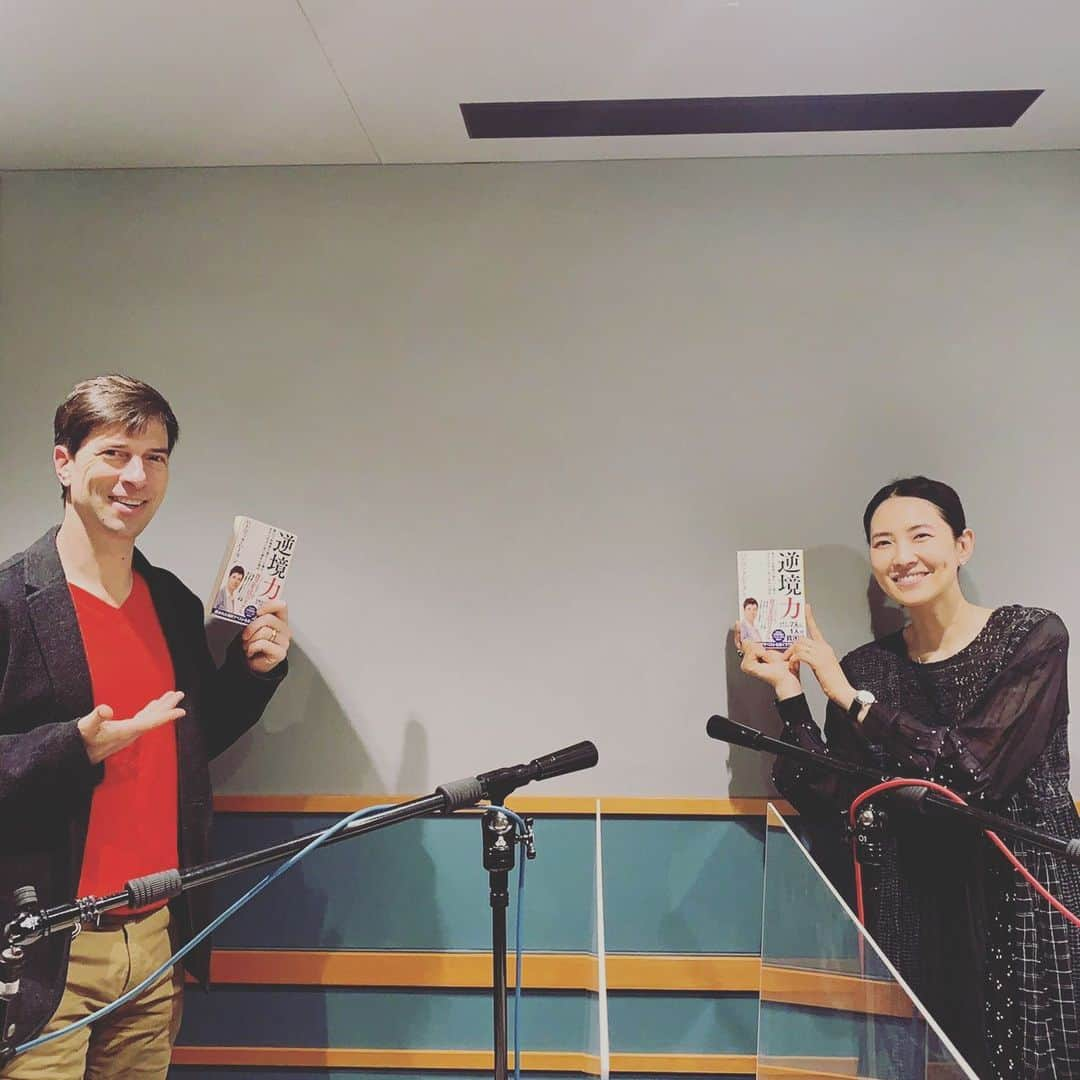 浜島直子さんのインスタグラム写真 - (浜島直子Instagram)「『TOKYO GAS Curious HAMAJI』  今週と来週のゲストは、パックンこと、パトリック・ハーランさん。  タレント、コメンテーター、俳優。 (私の中ではビー玉ビースケの渋いナレーションの声！💣✨)  そんな大活躍のパックンですが、実は幼少期は経済的に厳しい家庭で育ったそう。  しかしパックンは、くじけなかった。腐らなかった。負けなかった。  そこには貧しさをバネに湧いてくるパックンならではの工夫、コミュニケーション能力、行動力があり、そして何よりも私が感激したのは、パックンのお母様の、深い深い愛情。 そこがふくふくに満たされていたからこそ、パックンも与えられる人になったのだと感じました✨  「逆境力〜貧乏で劣等感の塊だった僕が、あきらめずに前に進めた理由」(SB新書)、素晴らしかった。ぜひみなさんに読んでもらいたいです。 ・ パックンがゲストの放送回は、3月20日、27日の土曜日。全2回。 bayfmで午前11時から。radikoで全国聴けますので、お時間ありましたらぜひよろしくお願いいたします🌈 ・ #東京ガス #bayfm #キュリオスハマジ #パックン #パトリックハーラン #パックンマックン #逆境力 #貧乏で劣等感の塊だった僕があきらめずに前に進めた理由」3月20日 10時10分 - hamaji_0912