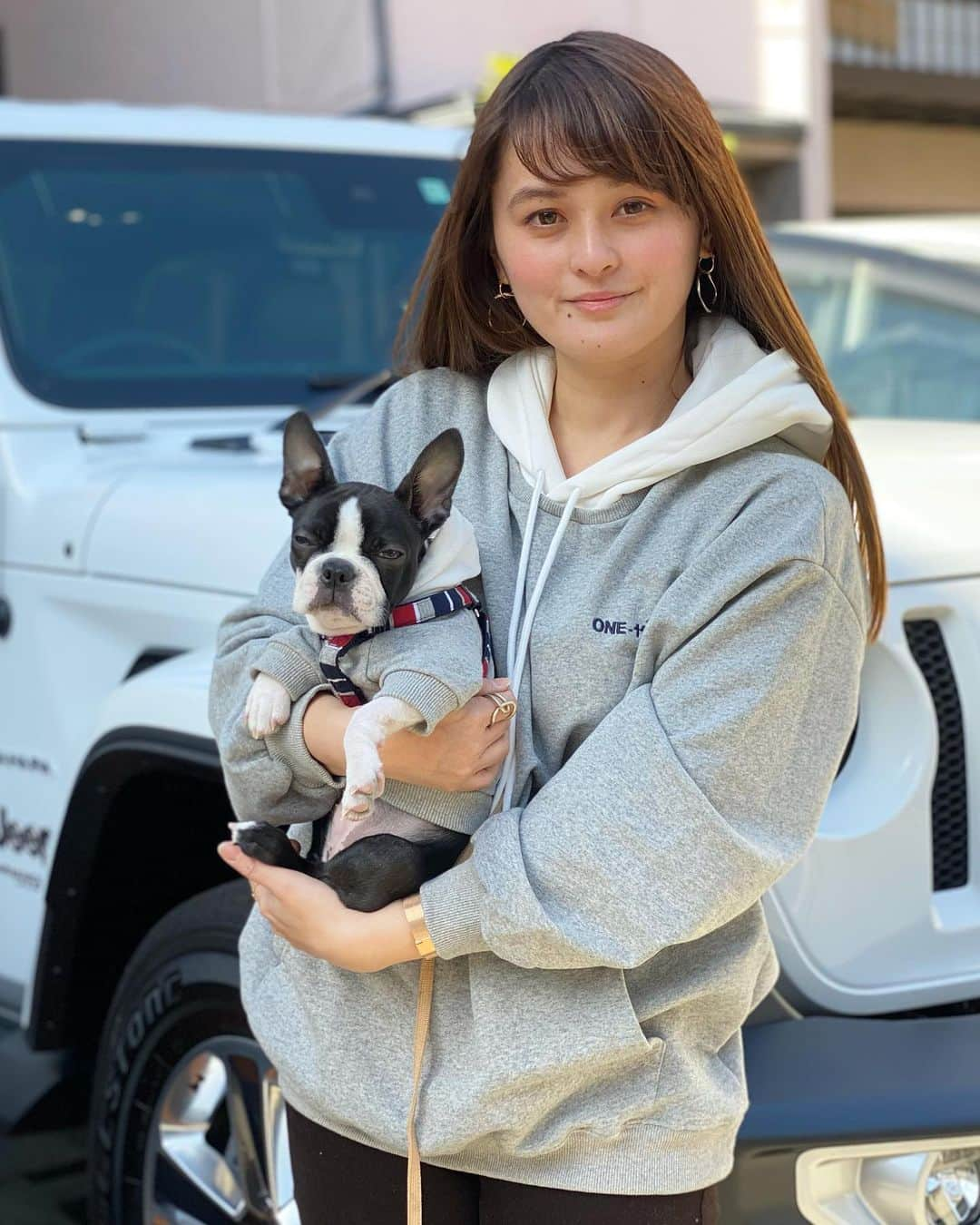 奥山夏織さんのインスタグラム写真 - (奥山夏織Instagram)「ベティ(@bostonterrier_betty)がおブスだけど載せちゃう😂💓 初めての#ペアルックコーデ をやってみました♪ベティがパーカー似合っていて可愛すぎる〜🥺✨ ちなみに#ラングラー と一緒にえりさん(@eritsukimoto)がかっこよく撮ってくれました💓 ・ 親子セットで5,000円くらいだったかな？どこのサイトで買ったかど忘れしてしまったけど😂笑 ・ もう可愛くて癒しでしかないベティ🐶💓✨最近反抗期なのか無視される時ありますが無視されないようにしつこくいきたいと思います笑 ・・・ #犬とペアルック #ワンちゃんとペアルック #犬のいる暮らし #ボストンテリア #ボステリ #ベティ #犬好き #🐶 #子犬 #ボストンテリア子犬 #ボストンテリアパピー#生後4ヶ月#Bostonterrier #bostonterriergram #犬バカ#小型犬 #instadog #犬スタグラム#いぬすたぐらむ」3月20日 21時18分 - okuyama_kaori