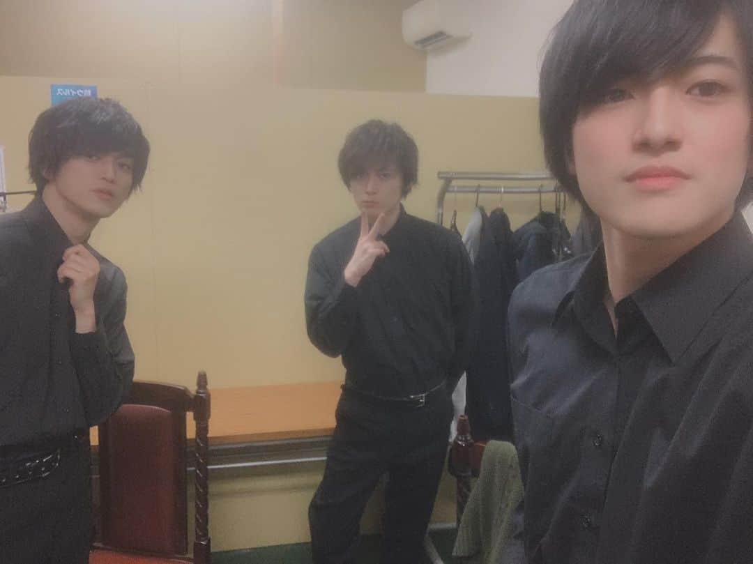 横田龍儀のインスタグラム：「今週の自撮り？  モンスラの 「だけに」の時の メンバー。 何気に1番お気に入りのコントだった。  #今週の自撮り。 #松村優 #眞嶋秀斗 #横田龍儀」