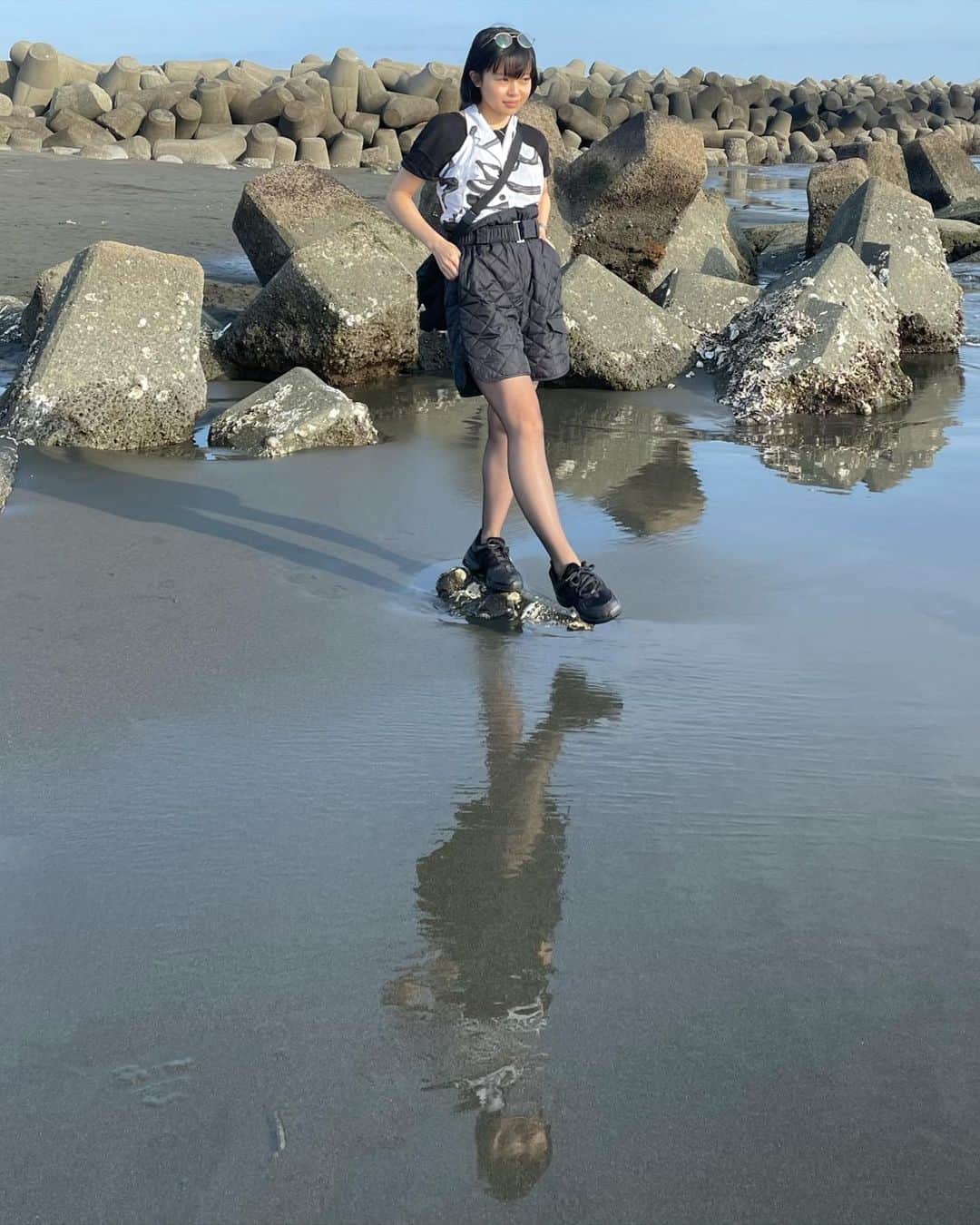 東咲月さんのインスタグラム写真 - (東咲月Instagram)「半袖はまだ寒かった春。 久しぶりに私服ちゃん  #テニス部の脚」3月20日 19時53分 - satsukiiazuma
