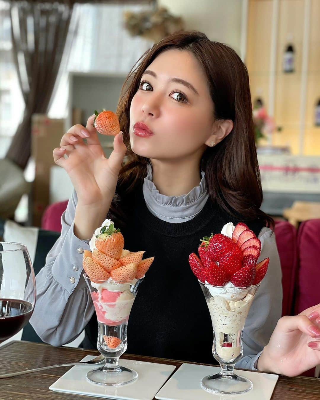 石井里奈さんのインスタグラム写真 - (石井里奈Instagram)「こんばんは🍓 . 今夜も里奈ログ＠福岡編🧡 福岡に行ったら絶対絶対再訪したかったプリンスオブザフルーツさん🍓 いつも旬なフルーツの期間限定パフェを提供してるのですが、今の季節は大好きな苺❣️🍓 絶対行きたかったので撮影スケジュールの中に無理矢理組み込んでもらいました🥺笑 . 今回頼んだのは安芸こまちの赤苺パフェと淡雪白苺パフェ❤️ 安芸こまちはここでしか食べれないかなり貴重な苺なんだとか❣️🍓 淡雪はいつも行ってるリーベルで一粒400円くらいで売っててまだ食べれてなかった苺❣️どちらも今回食べれて本当幸せすぎました🥺🌸🌸 . 特にこの安芸こまちが別格の美味しさで！いちご界の頂点❣️笑　甘さ、ジューシーさ全て最高でした🥺❤️ . 淡雪もさっぱりした甘さでみずみずしくて最高！白苺がまた可愛かったです🧡 あーまた食べたい。。笑 . 今日もお疲れ様でした🎵 . #福岡グルメ #グルメ旅 #グルメ女子 #グルメスタグラム #福岡旅行 #福岡カフェ #苺 #いちご #strawberry #いちごパフェ #苺パフェ #いちごスイーツ #苺スイーツ #インスタ映えスイーツ #インスタ映えカフェ #いちご狩り #スイーツ #スイーツ女子 #苺好き #fukuoka #プリンスオブザフルーツ #princeofthefruit #フルーツパフェ #パフェ #パフェ巡り #parfait #パフェ活 #パフェ部 #りなまるグルメ #白苺」3月20日 20時02分 - ri7tin1025