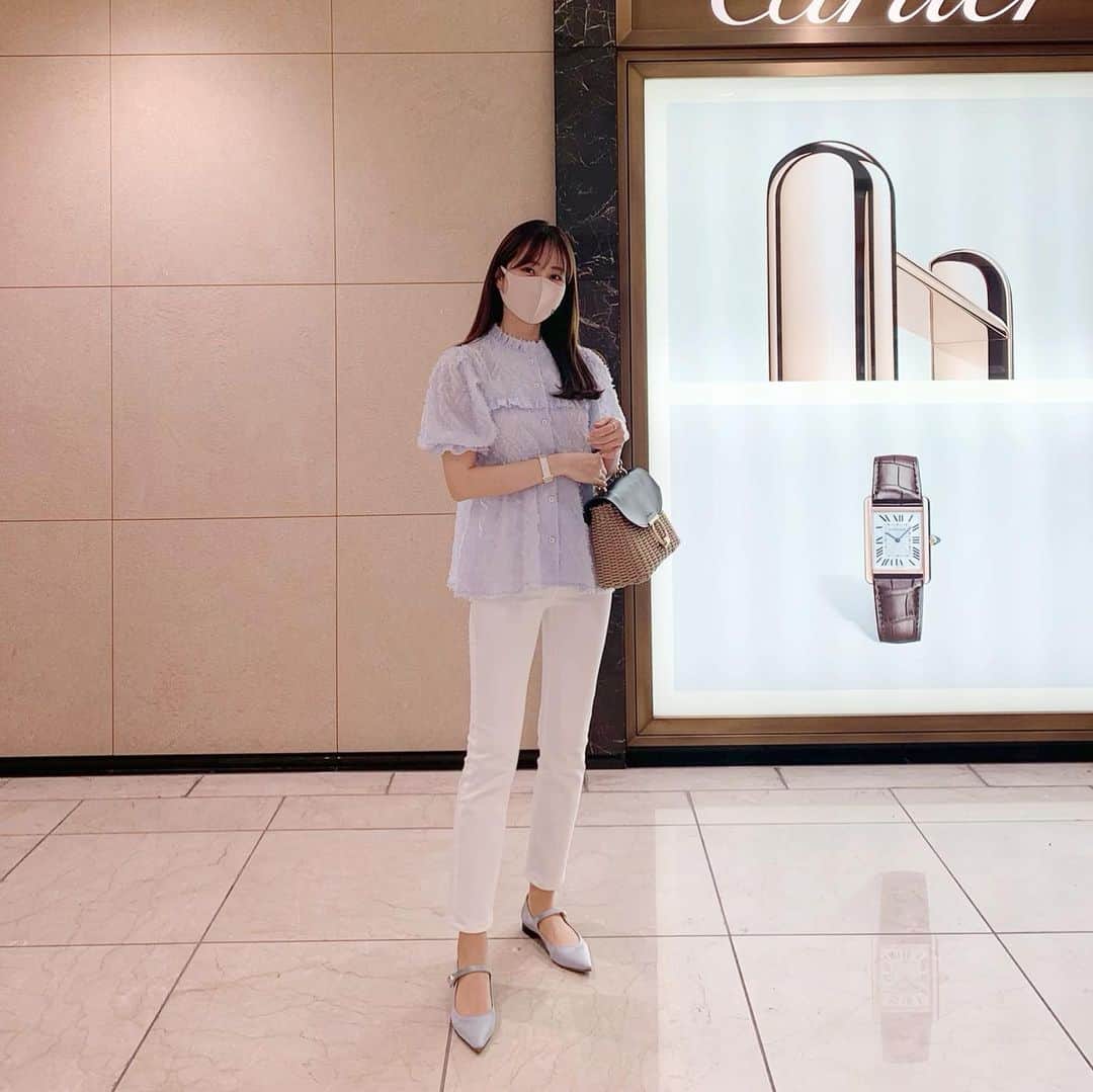 ハンナミのインスタグラム：「🕊 発売中のフリンジブラウスは ライトブルー色が いまの気分 💙  新作販売は明日までです :-)  blouse #eneu denim #jbrand shoes #rochas bag #ferragamo」