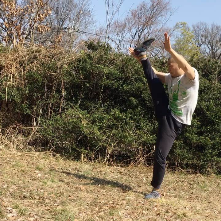 福田洋のインスタグラム：「最近、インドの武術であるカラリパヤットを習っています。このカラリパヤットは最古の武術と言われ、空手や中国拳法をはじめとした、あらゆる武道の源流とも言われているそうです。  サドグル曰く、シヴァ=アディヨギ(最初のヨギ)の7人弟子のひとり、アガスティア(我々には考えられないほどめちゃくちゃ長生きした)が長旅の中で動物に襲われないように編み出した技術だとか🐅 北インドでは聖仙パラシュラーマが編み出しただか、広めたと言われています。  そんなシヴァの息がかかってるとも言える、数千年、万年レベルの武術が、はるか東の島国で、こんな煩悩まみれの凡夫・ヒロシの身に降り注いでいるかと思うと、、なんというか、それだけで感動を禁じ得ません。  と、そんなめんどいこと思ってる変な日本人はわたしだけかもしれませんが。。ものごとの不思議を感じると、自然、感謝が湧いてくるものですわね🙏  #sadhguru  #agasthyamuni #👨‍🦲」
