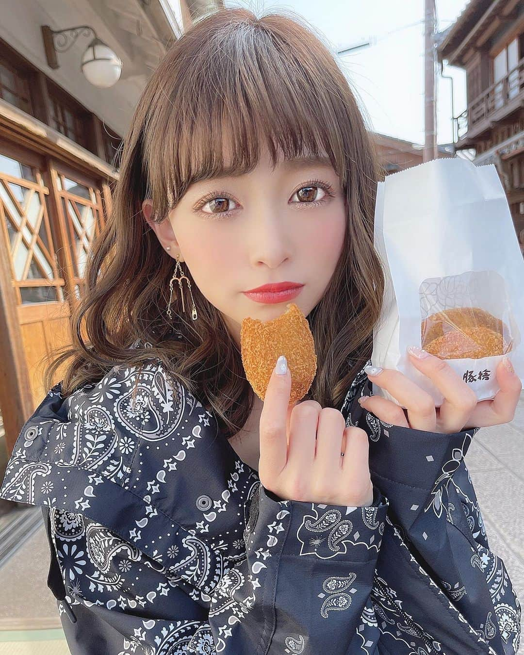 りなてぃさんのインスタグラム写真 - (りなてぃInstagram)「﻿ ﻿ ﻿ めーーちゃくちゃお気に入りのM BALANCE ⛓🤍﻿ ﻿ mの左右と真ん中、﻿ それぞれ違う表情で揺れてくれるのがポイント🥺💭﻿ ﻿ 派手になりすぎず、だけど存在感が出るように﻿ あえてgoldのみで作られたアイテム♥﻿ ﻿ 明日はmerueスタッフモデルの楓ちゃんも一緒に﻿ @merue_official にてインスタLIVE予定してます♥﻿ ﻿ 新作紹介するのでぜひ来てね🤤﻿ ﻿ ﻿ この日は暑くて背中が焼けそうだったので﻿ 👨🏻の上着借りた。🙊←﻿ ﻿ コロッケそんなにすきじゃなかったのに﻿ ここの食べてからなぜか時々﻿ 無性にコロッケ食べたくなる。🥺﻿ ﻿ ﻿ ﻿ #カラコン #ootd #outfit #coordinate #fashion﻿ #コスメ好き  #自まつ毛メイク #りなてぃー﻿ #伊勢 #伊勢神宮 #伊勢グルメ#伊勢神宮おかげ横丁﻿ #おかげ横丁 #豚捨 #食べ歩き ﻿ ﻿ ﻿ ﻿ ﻿ ﻿ ﻿ ﻿ ﻿」3月20日 20時15分 - rinatea_25