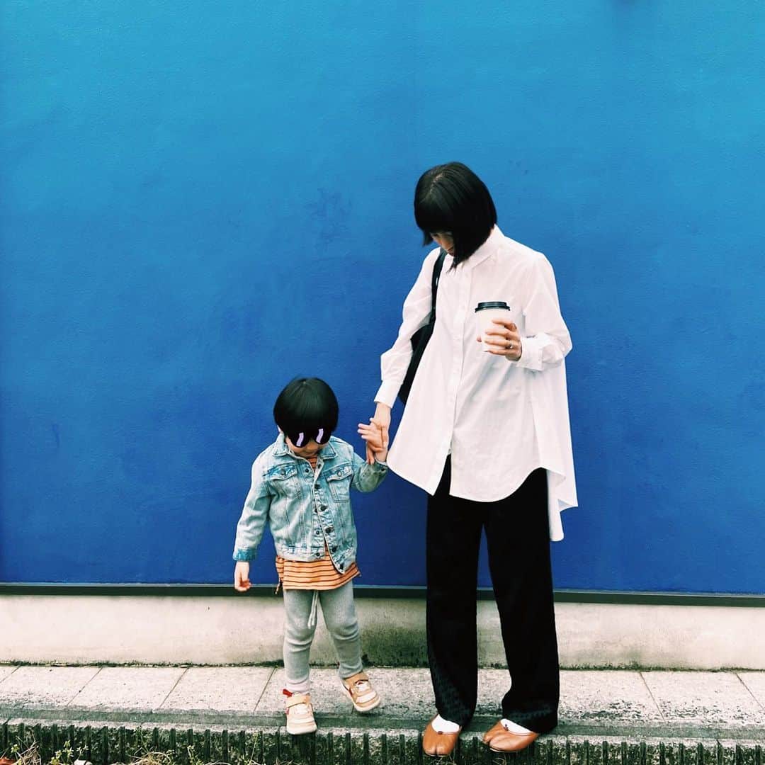 のインスタグラム：「今日の親子私服。 最近、白シャツ好きだなぁ🤍  shirts.. @sacaiofficial  pants.. @aeronstudio  shoes.. @maisonmargiela  bag.. @celine  socks.. @uniqlo   息子 Gジャンのボタンずれてた。笑 tops.. @tinycottons  pants.. @monmimi1  shoes.. @nike   #ootd #私服　#休日　#weekend #お散歩　#family #mama #親子コーデ #boy #3yearsold」