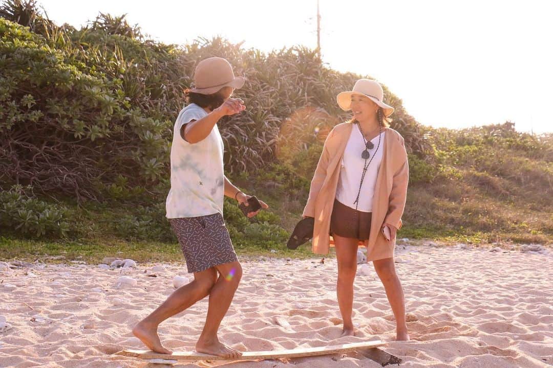 金子藍さんのインスタグラム写真 - (金子藍Instagram)「ほらね すごくいい雰囲気でしょ❤️  夕陽の中で この板をボードに見たて、ターンをあーでもないと言い合いイメトレする2人  #沖縄 #沖縄旅行 #海 #sunset」3月20日 20時18分 - aikaneko_surf