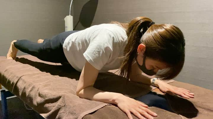 湯田友美のインスタグラム：「Got a massage🤲ケアの日 @the_prime_massage さんで✨ 治療後に産後のお腹・骨盤の引き締めにプランクおすすめしてもらいました😊正しいポジションで行うことでより効果的に✨桑原先生がポイントお伝えしながら動画撮ってくださったので参考にしてみてくださいね😌💕 ・ ・ 🎥①プランクのやり方 両足で15秒 片足ずつあげて15秒 🎥②プランクのポイント 肩甲骨を寄せるとよりお腹もひきしまって板のようにポジション作れます😊🍫 🎥③お気に入りマッサージ 自分ではできない肩甲骨キャッチャー！肩甲骨はがしてもらうと腕振りが楽になる😌 ・ ・ それにしても、産後の体戻すのは本当に大変😅もう戻すというより新しく作る感じだね。 時間をかけてマッサージやトレーニングして作ってます。 ありがとうございます✨ ・ #THEPRIMEMASSAGE #恵比寿 #あなたにとって最上のマッサージに出会える場所#ツボリビト#鍼灸#鍼灸師#国家資格#マッサージ#あんまマッサージ師#定期メンテナンス#鍼灸女子#ランニング#産後7ヶ月#産後トレーニング#産後ケア#肩こり#プランク#筋トレママ」