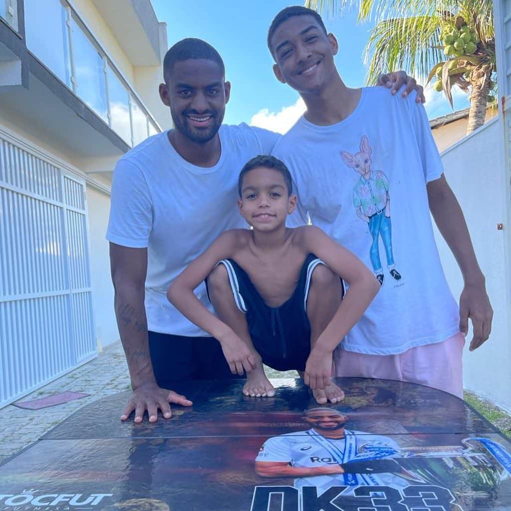 ダンクレーのインスタグラム：「Hoje é um dia especial para você, hoje você comemora mais um ano de vida, mais um ano de existência e de experiências. Hoje, as luzes do céu e as bênçãos do Senhor recaem sobre você. É dia de reafirmar a sua missão, a sua fé e o seu compromisso com a vida e com o bem.  Que seu coração, esteja sempre em festa, porque você é um ser de luz e especial para mim.  Com todas as minhas forças, eu te desejo um feliz aniversário!  Que seu caminhar seja sempre premiado com a presença de Deus, guiando seus passos e intuindo suas decisões, para que suas conquistas e vitórias, sejam constantes em seus dias.  Aproveite o dia de hoje, viva-o com entusiasmo, alegria e humildade. Você é especial aos olhos de Deus e aos olhos de todos aqueles que lhe amam. Que Deus derrame o seu amor sobre você. Te amo meu irmão feliz aniversário conte comigo sempre pro que der e vier!!! 👊💙💪👏🎉🙌⚽️ @enzols.12」