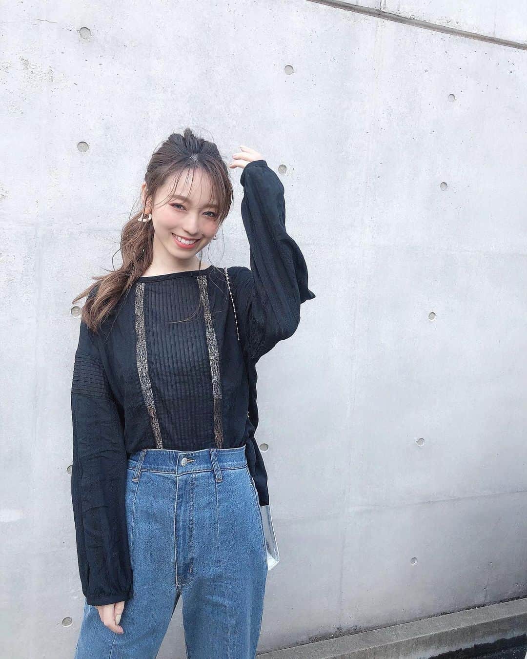 のインスタグラム：「≫≫👗... 𝘤𝘰𝘰𝘳𝘥𝘪𝘯𝘢𝘵𝘦  ㅤㅤㅤㅤㅤㅤㅤㅤㅤㅤㅤㅤㅤ 𝘛𝘰𝘥𝘢𝘺'𝘴 𝘤𝘰𝘰𝘳𝘥𝘪𝘯𝘢𝘵𝘦...❤︎  ㅤㅤㅤㅤㅤㅤㅤㅤㅤㅤㅤㅤㅤ ㅤㅤㅤㅤㅤㅤㅤㅤㅤㅤㅤㅤㅤ 今日着てたのは、 クラシカルエルフの2wayブラウス。ㅤㅤㅤㅤㅤㅤㅤㅤㅤㅤㅤㅤㅤ  ㅤㅤㅤㅤㅤㅤㅤㅤㅤㅤㅤㅤㅤ  👚  @classicalelf_official ㅤㅤㅤㅤㅤㅤㅤㅤㅤㅤㅤㅤㅤ ㅤㅤㅤㅤㅤㅤㅤㅤㅤㅤㅤㅤㅤ  刺繍生地×レースで、上品さとカジュアルさを兼ね揃えたブラウス🌜*·˚ ༘♡ ㅤㅤㅤㅤㅤㅤㅤㅤㅤㅤㅤㅤㅤ ㅤㅤㅤㅤㅤㅤㅤㅤㅤㅤㅤㅤㅤ  レース部分がすこし透け感もあるから 夏でも着やすい黒なんだー🦢🖤 ㅤㅤㅤㅤㅤㅤㅤㅤㅤㅤㅤㅤㅤ ㅤㅤㅤㅤㅤㅤㅤㅤㅤㅤㅤㅤㅤ  しかも前後2wayで着れちゃうから、 こうやって前開きにして羽織として着ても可愛い😌🍃 ( ▶︎▶︎スライド )  ㅤㅤㅤㅤㅤㅤㅤㅤㅤㅤㅤㅤㅤ ㅤㅤㅤㅤㅤㅤㅤㅤㅤㅤㅤㅤㅤ ㅤㅤㅤㅤㅤㅤㅤㅤㅤㅤㅤㅤㅤ ドロップショルダーやから 上半身が華奢見えするのも嬉しいポイント🤤✌🏻💓  ㅤㅤㅤㅤㅤㅤㅤㅤㅤㅤㅤㅤㅤ ㅤㅤㅤㅤㅤㅤㅤㅤㅤㅤㅤㅤㅤ ㅤㅤㅤㅤㅤㅤㅤㅤㅤㅤㅤㅤㅤ 今日はお友達と展示会に行った後、 焼肉(@yakiniku_takiman)食べに行ってきた...🥰🥩 ㅤㅤㅤㅤㅤㅤㅤㅤㅤㅤㅤㅤㅤ ㅤㅤㅤㅤㅤㅤㅤㅤㅤㅤㅤㅤㅤ  詳しくはストーリーで...🥺💓  ㅤㅤㅤㅤㅤㅤㅤㅤㅤㅤㅤㅤㅤ ㅤㅤㅤㅤㅤㅤㅤㅤㅤㅤㅤㅤㅤ みんなはなにして過ごしてたー🐋⁇??  ㅤㅤㅤㅤㅤㅤㅤㅤㅤㅤㅤㅤㅤ ㅤㅤㅤㅤㅤㅤㅤㅤㅤㅤㅤㅤㅤ ㅤㅤㅤㅤㅤㅤㅤㅤㅤㅤㅤㅤㅤ ㅤㅤㅤㅤㅤㅤㅤㅤㅤㅤㅤㅤㅤ ㅤㅤㅤㅤㅤㅤㅤㅤㅤㅤㅤㅤㅤ ㅤㅤㅤㅤㅤㅤㅤㅤㅤㅤㅤㅤㅤ ㅤㅤㅤㅤㅤㅤㅤㅤㅤㅤㅤㅤㅤ #クラシカルエルフ#classicalelf #エルフコーデ#locari#刺繍ブラウス#レースブラウス #ブラウス#羽織り#黒ブラウス #デニムコーデ#カジュアルコーデ#デニムパンツ#プチプラコーデ#プチプラファッション #pr#着こなし#ファッションコーデ #春コーデ#透け感#透け感コーデ #今日のコーディネート#ファッション部 #大人カジュアル#コーデ記録」