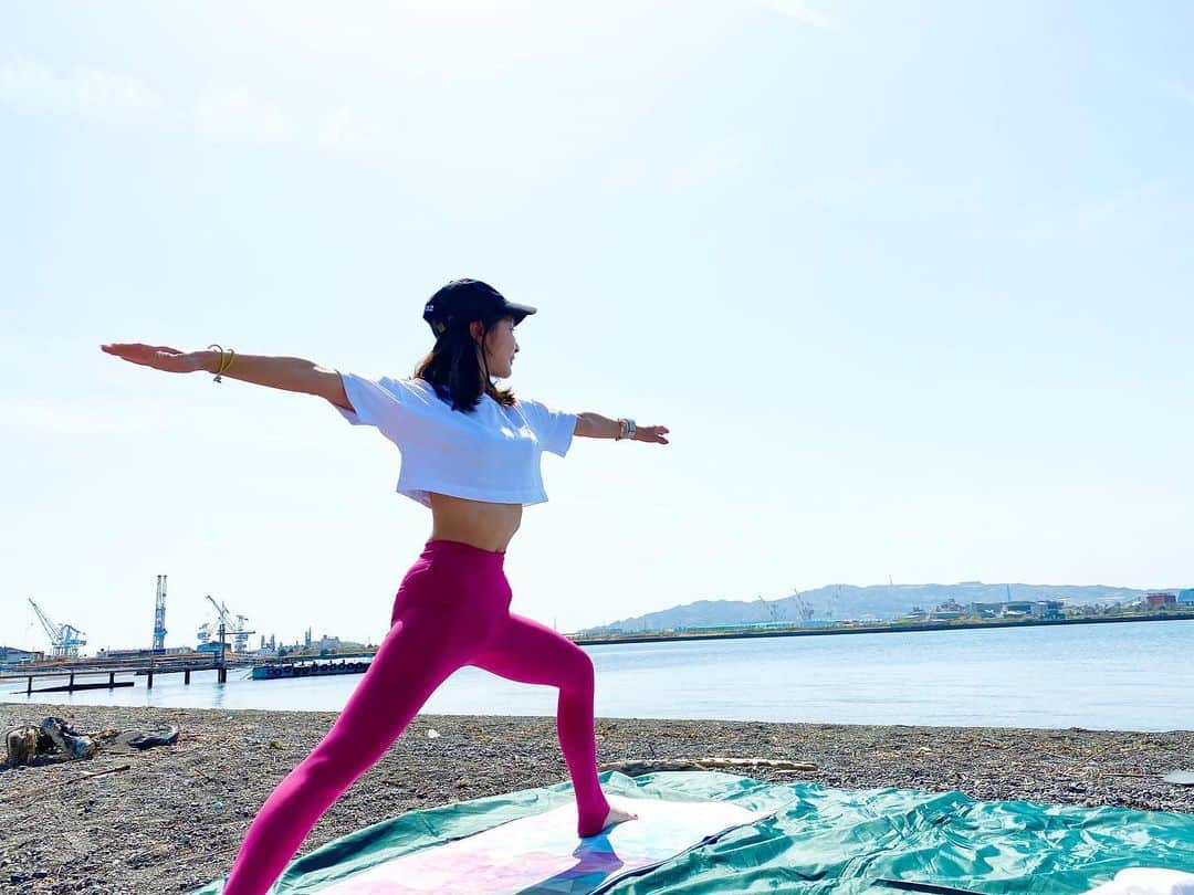 権田裕美さんのインスタグラム写真 - (権田裕美Instagram)「. . 念願の海辺でヨガ…！ 自然から得られるの大きなパワーを感じながら、 体の内側と向き合う時間♪ やっぱり最高でしたっ😆✨ . . 素敵な出会いでお誘いいただいた 三保の海でのヨガ✨ みなさんにもこのエネルギーを お伝えしたいな…！！💕 . . . . . . . . . . . . . . . . .  . . #ウォーリア2#ヴィラバドラーサナ2 #三保海岸#ゆみヨガ#脂肪燃焼#寝ながらストレッチ#筋トレ動画#筋トレ女子#筋トレダイエット#ジムウェア#ヨガウェア#ジムトレーニング#筋トレ女子 と繋がりたい#腹筋割りたい#薬膳コーディネーター ネーター#ランニング女子#低カロリー高タンパク質#筋トレ動画#ダイエット方法#痩せ方#美尻#お尻ストレッチ#ヨガ動画#むくみ解消 #むくみ改善 #筋膜リリース#男の子ママ #サッカーママ」3月20日 20時42分 - yumigonda