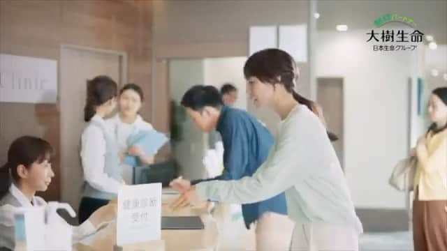 神崎れなのインスタグラム：「【🏥CM出演報告②💉】  こちらは、「大樹生命CM 健康自慢　健康診断」篇になります。 ほんと一瞬でわかりづらいですが、竹内涼真さんの身長を測るナースの役で出させてもらいました。やはり背が高く、背伸びしてギリギリでした笑 ナースの役はいつかやってみたかったので嬉しかったです。  #大樹生命 #健康診断 #CM #神崎れな」