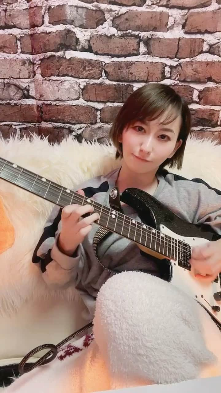 水乃渚月のインスタグラム：「Free Solo  #guitar #guitarist #ギタリスト #moon #ギター #ギター女子 #model #モデル #musician #ミュージシャン #guitarplayer #movie #guitarmusic  #music #音楽 #musicstagram #ギター動画」