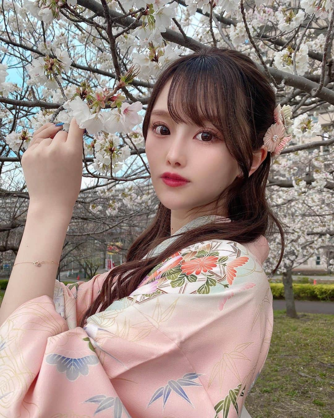 吉田恵美さんのインスタグラム写真 - (吉田恵美Instagram)「もう桜の季節🌸 見頃はもう少しあとみたいです。  #桜 #お花見 #着物レンタル  #袴 #袴ヘア #卒業式袴」3月20日 21時06分 - _yoshida_megumi