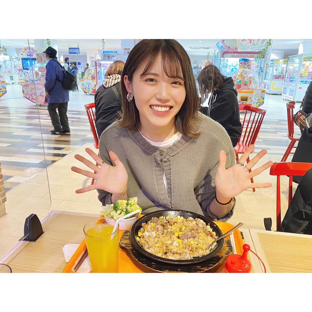 彩香のインスタグラム：「＊ ときさんと#ヒロロ 4Fにあるペッパーランチでお昼ご飯🍗💛 館内で2000円以上お買い物をすると、 2枚目の可愛いトートバックが貰えます(*≧∀≦*) ヒロロの商品券が当たる大抽選会も4月4日まで開催してるので、みんなもヒロロへレッツゴー！！！ ＊ ＊ ＊ #弘前 #hirosaki #ペッパーランチ #トートバック #大抽選会」