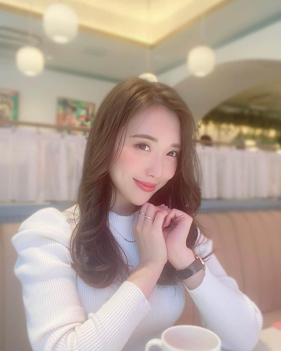 岡英里さんのインスタグラム写真 - (岡英里Instagram)「久しぶりに @anniversaire_cafe に行ってlunchしてきたよ🍽🇫🇷  今回はゆっくりランチを楽しみたかったので乾杯スパークリングのコースを予約🥂(もちろんソフトドリンクもok👌)  前菜のスープがかなり好みの味だったので何度も美味しい美味しいを連呼していました🤣付け合わせ？の桜最中🌸をスープにつけると完璧✨  あのスープは本当に美味しかった☺️❣️  そしてメインのお肉料理もソースが美味しいのであっという間にペロリ😋  デザートは定番のものと迷った末、2月18日(木)～4月25日(日)まで期間限定で行われている #いちごフェア 🍓LA FRAISE DE L'ANNIVERSAIRE🍓の #いちごタルト に🍓🥧  見た目が可愛いのはもちろんのこと味もしっかり美味しいので最初から最後まで目でも舌でも楽しむことが出来ました❤️  カフェのクオリティとしてはかなり高いと思います👀❣️いつも人気で訪れる人が絶えないのも納得😌  ディナータイムに伺ったことは無いので今度タイミングで夜のアニヴェルセルカフェを満喫してみなきゃ😝💕  #表参道 #表参道カフェ #表参道ランチ #ランチ #アニヴェルセルカフェ #一人ご飯 #ひとりランチ #女子会 #誕生日会 #お祝い #仕事 #打ち合わせ #使いやすい #料理 #可愛い #かわいい #綺麗 #きれい #味 #おいしい #美味しい #休日 #ゆっくりランチ #lunch #café #good #tokyo #follow4like」3月20日 12時21分 - okaeri0424