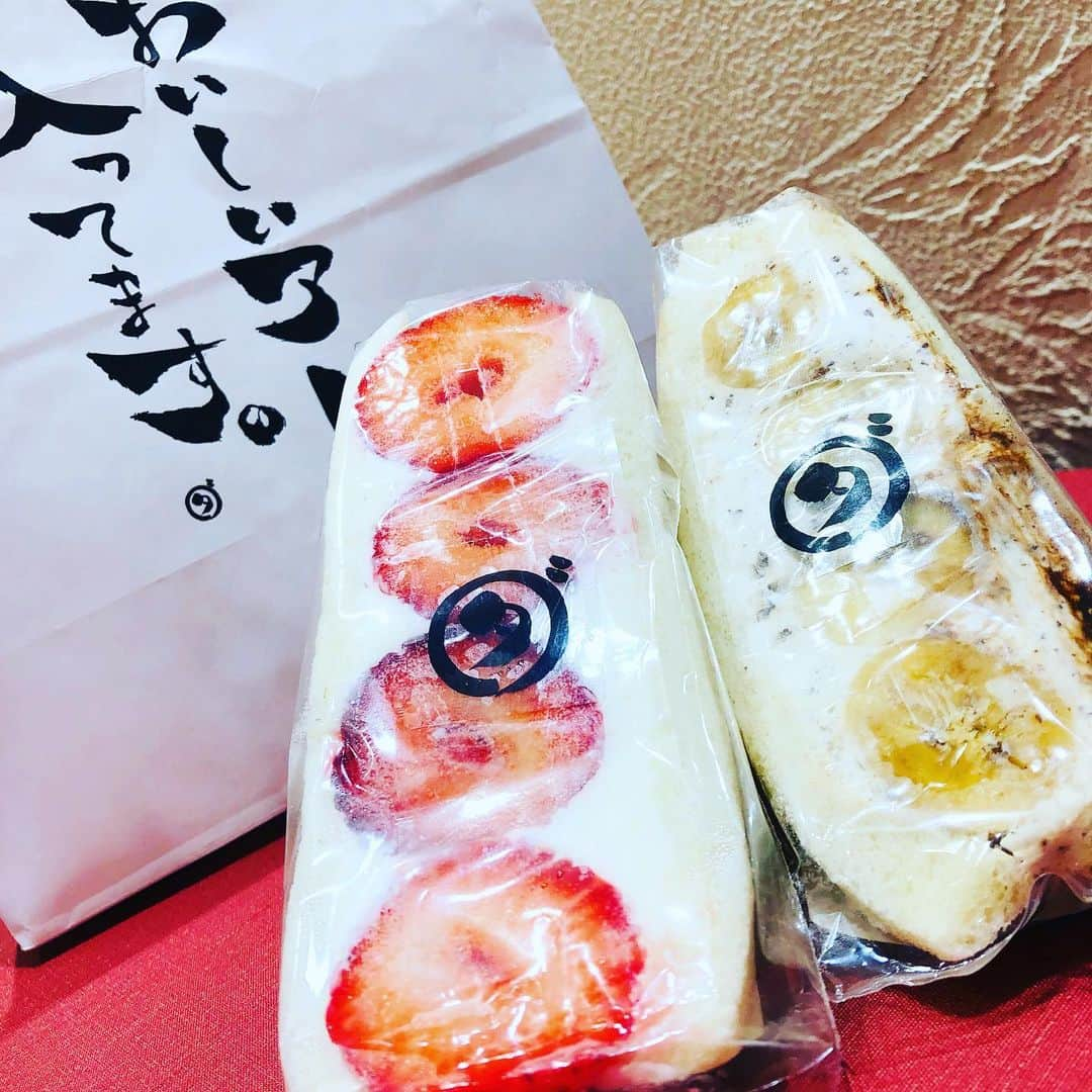 リンさんのインスタグラム写真 - (リンInstagram)「🍓🍌 現場でいただいてしまった😍 #フルーツサンド #ダイワ中目黒店 #果物 #ボリューム  #イチゴ #チョコバナナ #美味しすぎた #ごちそうさまでした」3月20日 13時33分 - lynn.06.01