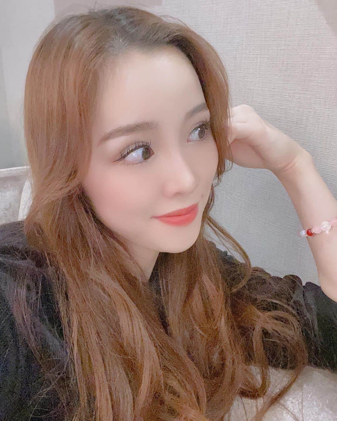 石田安奈のインスタグラム：「今日の、17時からインスタライブで発売イベントするからみんな観てねん〜❤️❤️❤️  #インスタ　#インスタライブ　#グラビア　＃Live #instagram」