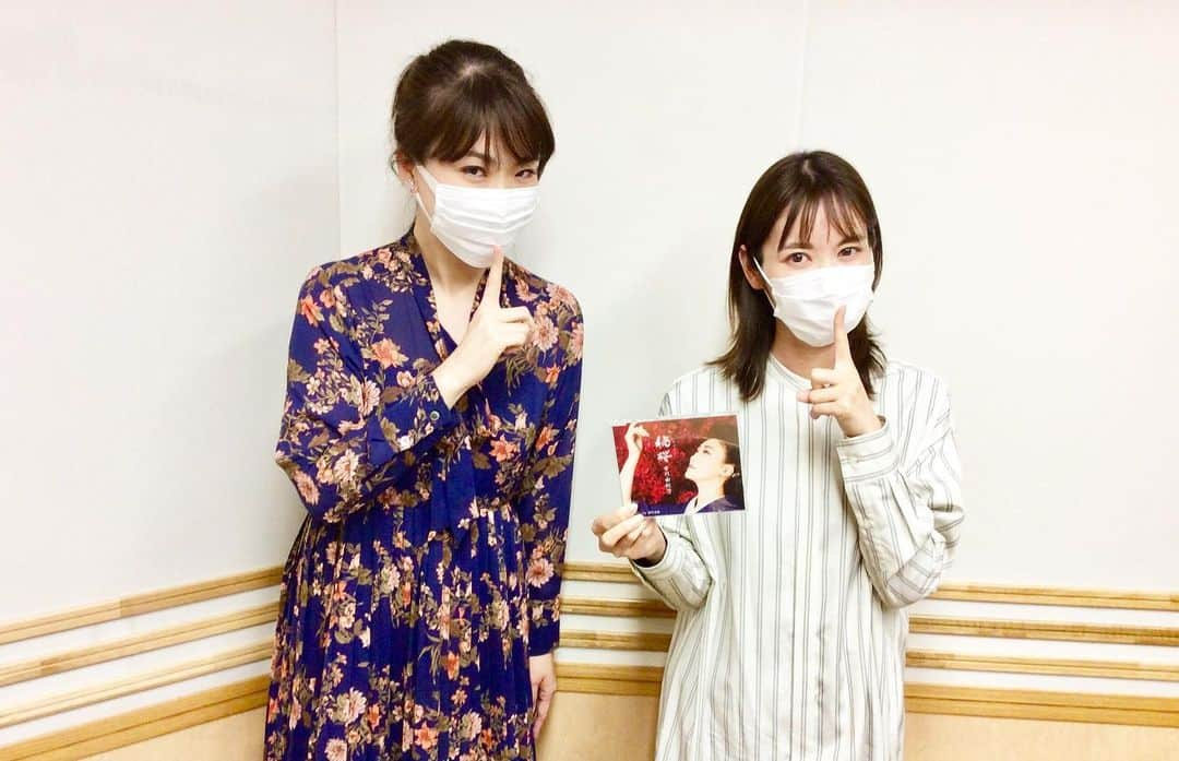 佐藤千晶さんのインスタグラム写真 - (佐藤千晶Instagram)「来週52年の歴史に幕を閉じる 走れ歌謡曲最後のゲストは 市川由紀乃さんでした。  大きな華を添えてくださり ありがとうございました🌸  来週は…最終回ウィーク。 楽しみます！  #市川由紀乃　さん ドラマチックな新曲の #秘桜　ポーズ🌸 #走れ歌謡曲 #佐藤千晶」3月20日 14時13分 - satochiaki125