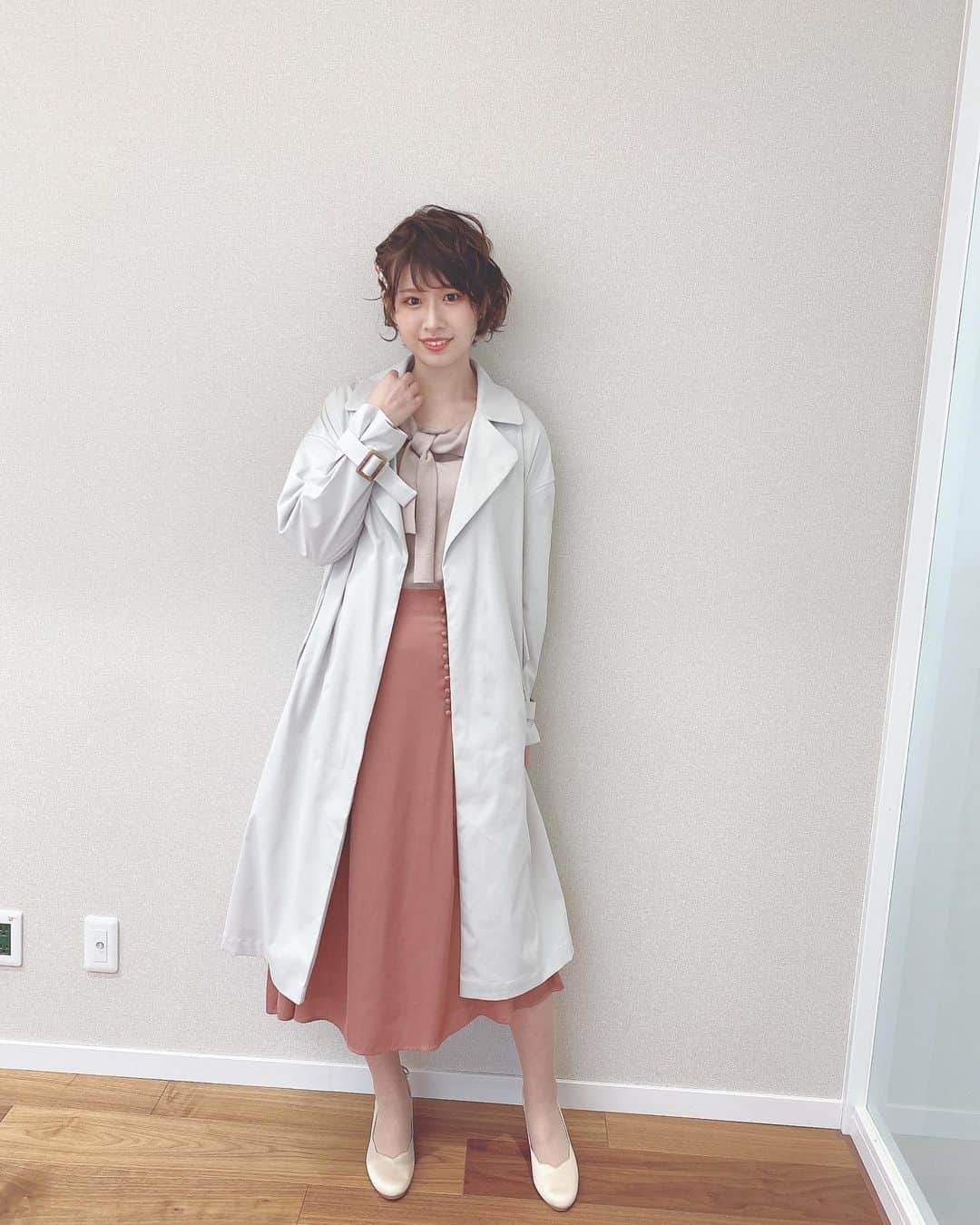 佐藤朱のインスタグラム：「コートありとコートなし〜🧥🤍 . #サタデーウォッチン #衣装」