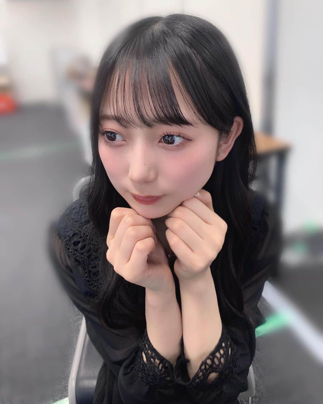 南波陽向さんのインスタグラム写真 - (南波陽向Instagram)「お話し会ありがとうございました🖤  今日はまっくろくろすけ^_^ お話できて嬉しかったです☺️  まきまき巻き髪どうですか？🧝🏼‍♀️  #黒髪ロング #黒髪女子 #ブラックコーデ #髪まで黒 #nmb48 #南波陽向 #emsexcite」3月20日 21時30分 - hinacho_48