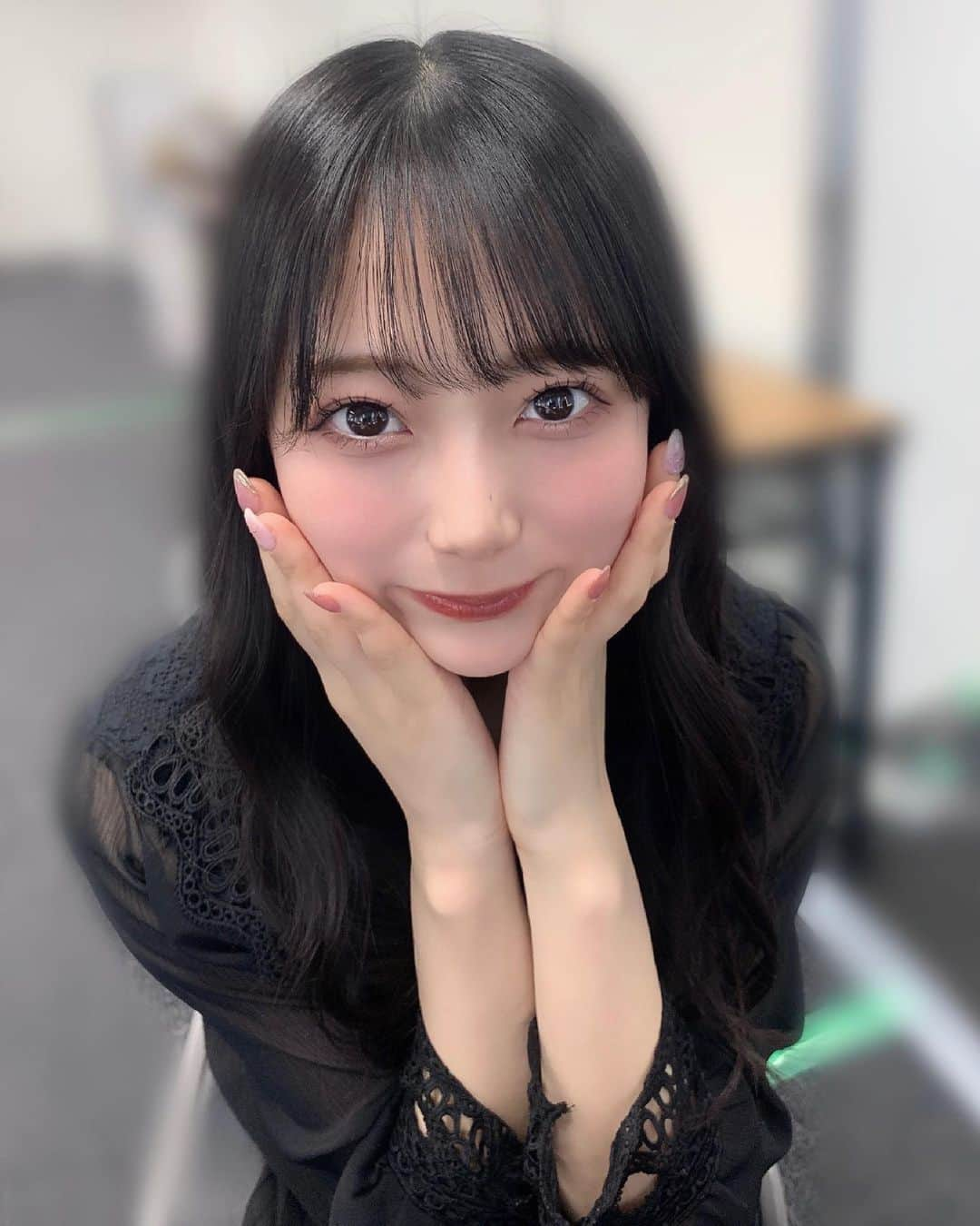 南波陽向さんのインスタグラム写真 - (南波陽向Instagram)「お話し会ありがとうございました🖤  今日はまっくろくろすけ^_^ お話できて嬉しかったです☺️  まきまき巻き髪どうですか？🧝🏼‍♀️  #黒髪ロング #黒髪女子 #ブラックコーデ #髪まで黒 #nmb48 #南波陽向 #emsexcite」3月20日 21時30分 - hinacho_48