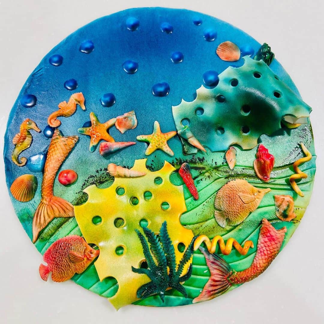 SUPER CAKESのインスタグラム：「Tried my hands on airbrush technique.... showcasing underwater theme on a piece of cake board . Please pour your thoughts about this beauty 😍💙🤍💚💛🧡 #airbrushtechnique #cakeart #underwatertheme #photoghraphy #loveforairbrushing #homebaker #qatarbaker」
