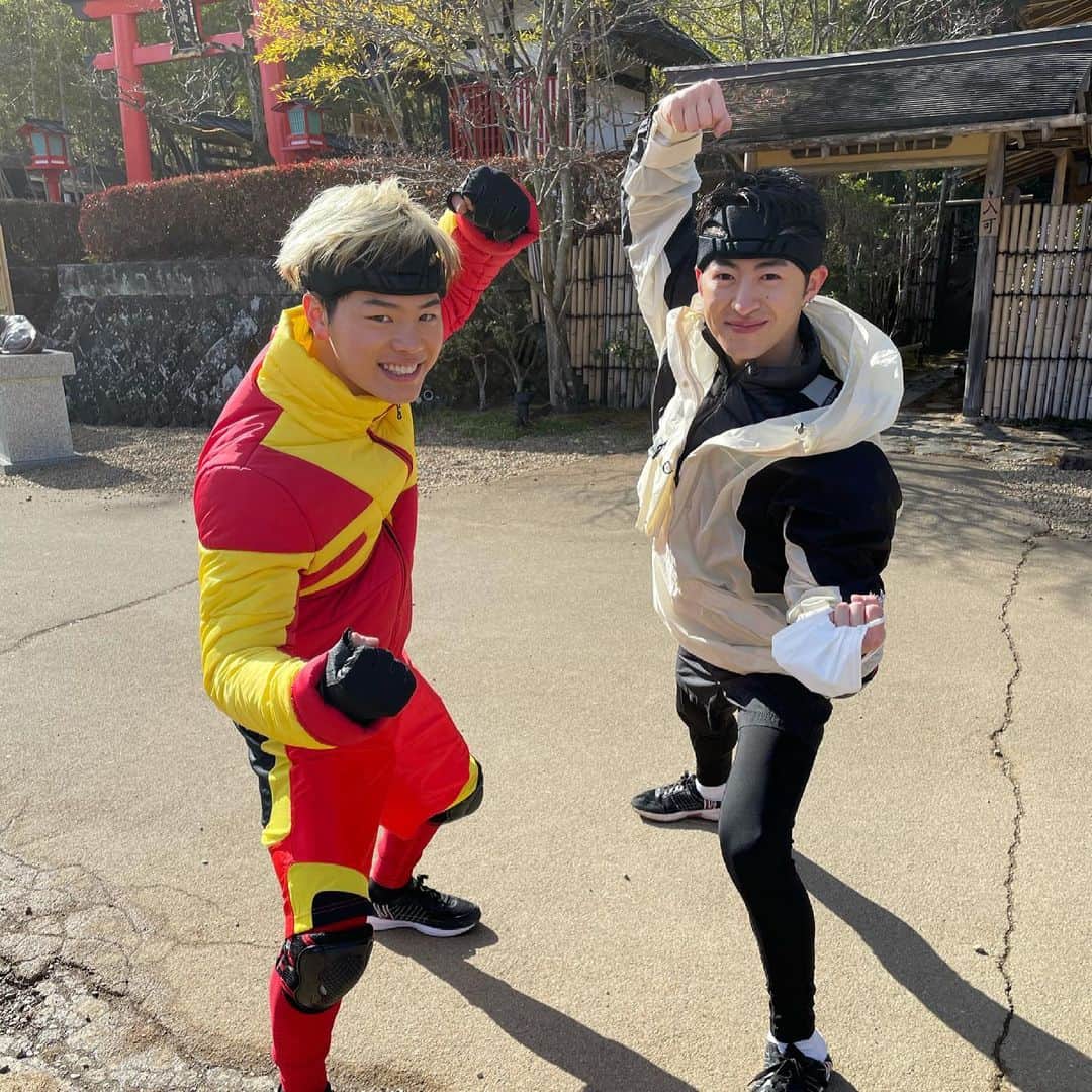 那須川天心のインスタグラム：「戦闘中～大江戸決戦 忍の乱～3月21日(日)よる7時 フジテレビで放送！ れおさんとトリケラトプス拳🦖 いつもありがとうございます🐬 みてね〜🍆👼🏻🧡 #戦闘中」