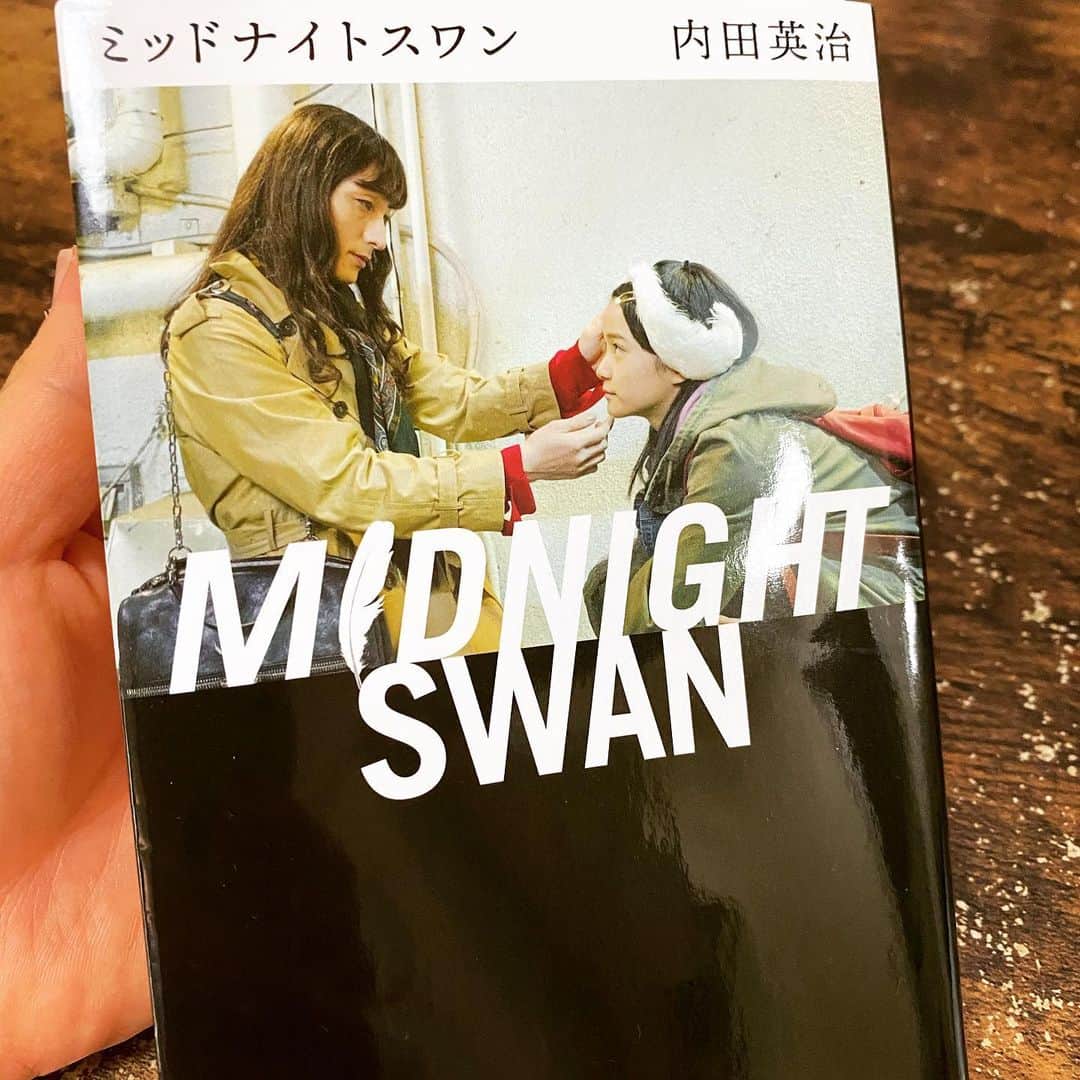 山田しょうこのインスタグラム：「#ミッドナイトスワン  日本アカデミー賞最優秀作品賞おめでとうございます🎊 たまたまここ1週間、小説の方のミッドナイトスワンに浸かりきっておりました。人より遅く「私は女だ！」と気づいた凪沙さんと、「芸人になりたい！」と25歳で養成所に入った自分をついつい重ねてしまって。 こうありたい、こうなりたい、と願うのに遅いも早いもないし、人間みんな孤独なんだから強く生きてくしかない。でもそんな中でも人と心が触れ合った瞬間て宝物。その瞬間のために生きててよかった！と思えるような、勇気をいただいた小説でした。映画みよ。 #小説  #日本アカデミー賞  #内田英治」