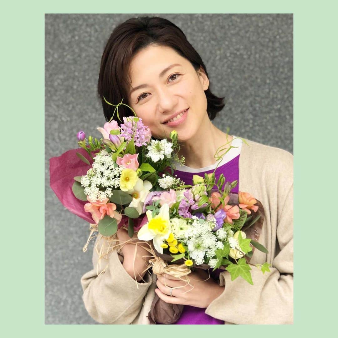梅津弥英子さんのインスタグラム写真 - (梅津弥英子Instagram)「☻ 「ママがたくさんお花を仕入れました♪」と友人から連絡がきた。お花が大好きで市場で仕入れるまでなったというママさん。温かでおしゃれなブーケを抱えていたら、自然とにっこりしてしまう☺︎こんなセンスあふれる贈り物ができる人に私もなりたいな。 #眼福 #春のにおいがする #ありがとうございました 絵も習い始めたのと渡されたポストカードにびっくり。う、う、うまい。 #楽しみが多い生き方 #みならいたいです」3月20日 17時20分 - yaeko.umezu