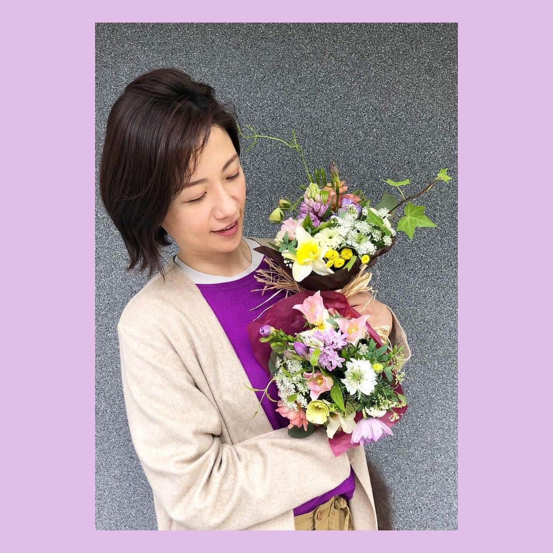 梅津弥英子さんのインスタグラム写真 - (梅津弥英子Instagram)「☻ 「ママがたくさんお花を仕入れました♪」と友人から連絡がきた。お花が大好きで市場で仕入れるまでなったというママさん。温かでおしゃれなブーケを抱えていたら、自然とにっこりしてしまう☺︎こんなセンスあふれる贈り物ができる人に私もなりたいな。 #眼福 #春のにおいがする #ありがとうございました 絵も習い始めたのと渡されたポストカードにびっくり。う、う、うまい。 #楽しみが多い生き方 #みならいたいです」3月20日 17時20分 - yaeko.umezu