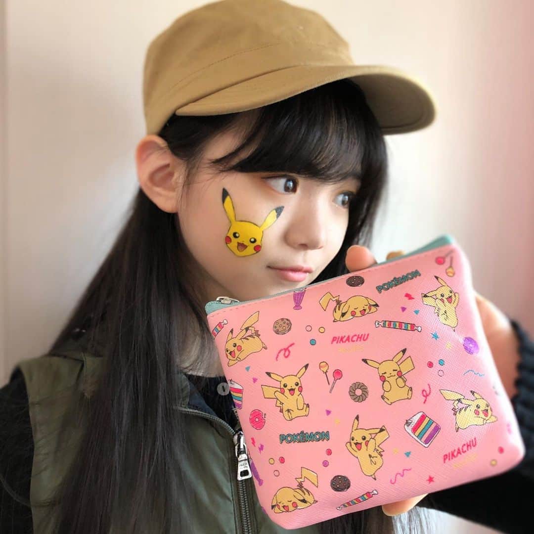 ニコ☆プチのインスタグラム：「フタバの4月号ふろくの使い方🌟 ピカチュウペイントがかわいい…😍  .  🌱ふたばです🌱 ピカチュウ&スイーツ柄のかわいいポーチにはお菓子を入れて持ち歩いているよ♡ ティッシュケースも付いているから便利だね♡ ・ ほっぺ！気づいてくれたかな？お家時間にピカチュウのフェイスペイントしてもらったよ☺︎ . .  #ニコプチ #ニコプチふろく #プチモのふろくの使い方  #ニコプチふろくのある生活  #ポケモン #ピカチュウ #ふろく #小松崎ふたば」