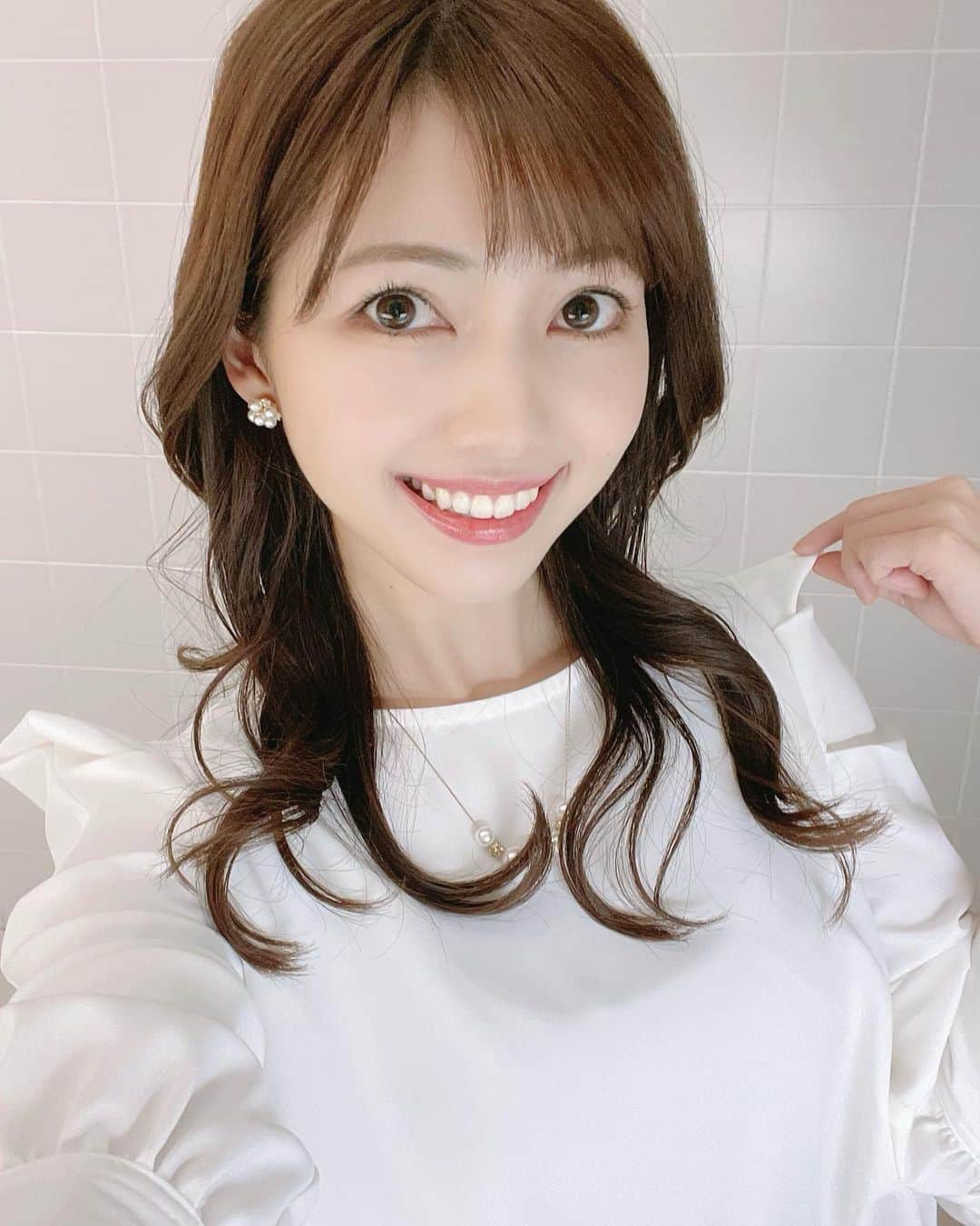 川又智菜美のインスタグラム：「皆さん週末いかがお過ごしでしょうか？☺️﻿ ﻿ 明日も日テレNEWS24です❣️﻿ お時間ある方、見てくださると嬉しいです😊﻿ ﻿ 写真はこの間の衣装💗﻿ シンプルな白のトップスだったのですが﻿ 肩のあたりがギャザーになってて可愛かったです😚﻿ ﻿ #日テレNEWS24 ﻿」