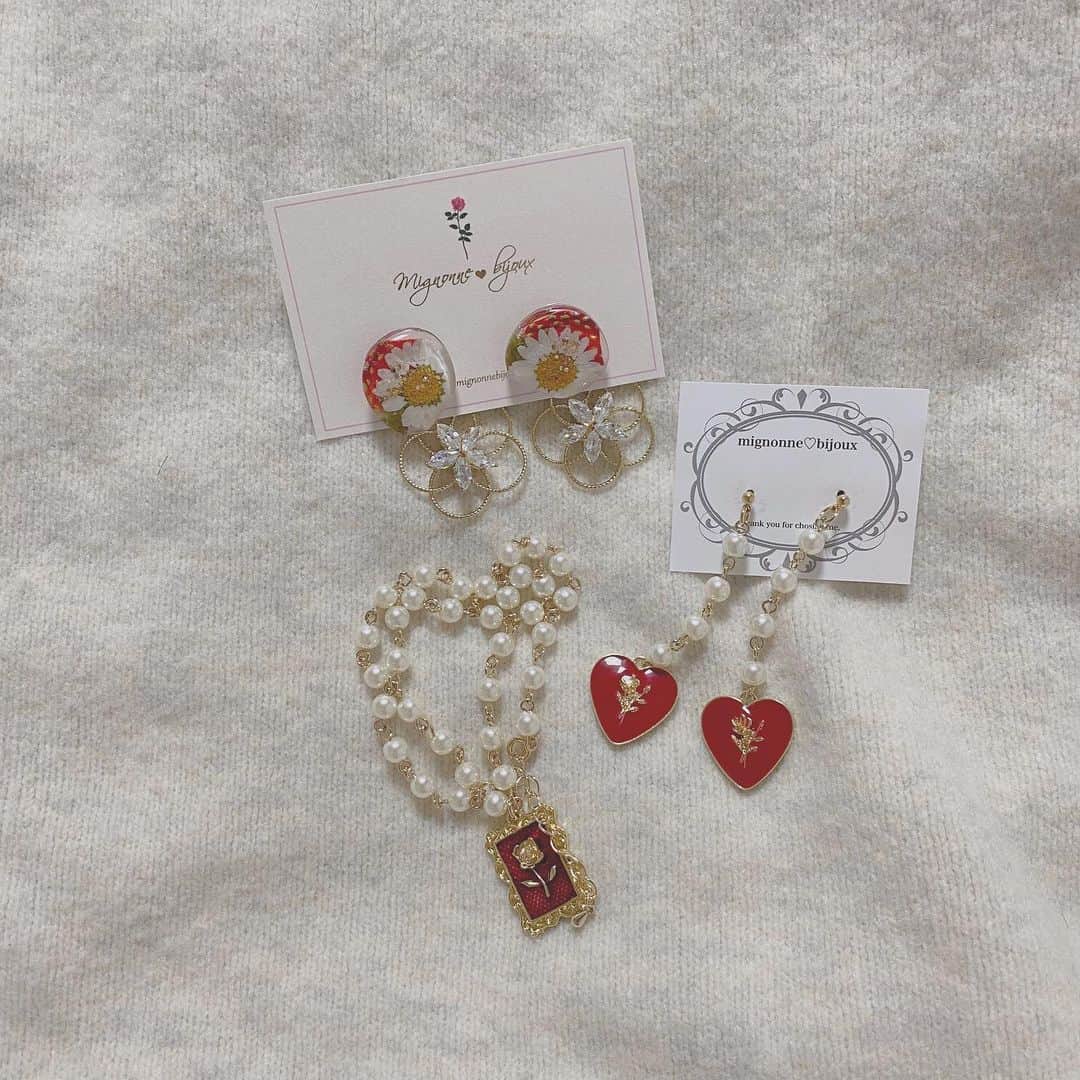 青木菜花のインスタグラム：「.﻿ .﻿ "お知らせ"﻿ ﻿ 　@mignonnebijoux_accessory さんとコラボということで﻿ 第三弾！アクセサリーを販売させて頂くことになりました🍓﻿ ﻿ みんなのお陰で毎回好評だからこそこうやって﻿ またコラボさせて頂けます〜😭✨ ありがとうーーー！(Ｔ＿Ｔ)﻿ ﻿ 今回のアクセサリーも春っぽくて﻿ めちゃめちゃ可愛い😍🤍﻿ ﻿ 21日(日)21時〜販売開始です！﻿ 気になる方は @mignonnebijoux_accessory さんのアカウント﻿ チェックしてみてね🥰﻿ .﻿ . #コラボ商品 #アクセサリー #ピアス #イヤリング #ネックレス」