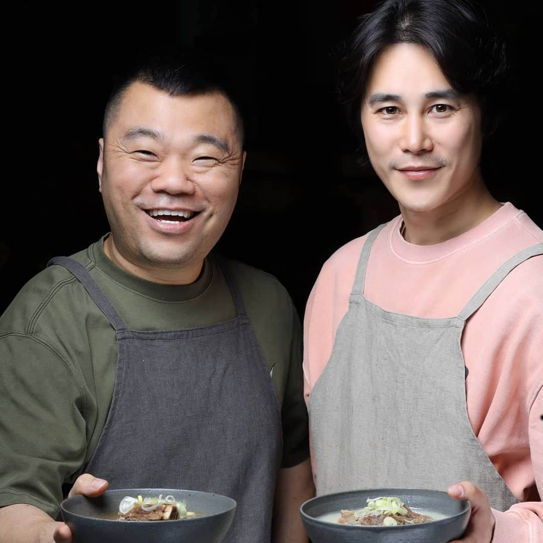 チョン・テウさんのインスタグラム写真 - (チョン・テウInstagram)「전 지금 공연장인데요..  옥주부님이 저희 대디푸드를 소개해주어  많은분들이 저희 대디곰탕,갈비탕을  주문해주고 계신다는 소식을 들었습니다.   아빠의 마음을 담고 정성을 담아  맛있는 음식 보내드리겠습니다.  옥주부 사람들 너무 감사합니다.😄  그리고 종철이형(@okdongja1004) 멋진 사진과 서포트 고마워^^  #대디푸드 #대디곰탕 #대디갈비탕 #대디떡갈비 #대디고등어  ✅구매는 @_jungtaewoo 프로필 링크를 확인해 주세요. ✅스마트스토어 첫구매고객은 10%할인 받으실 수 있어요.」3月20日 18時09分 - _jungtaewoo