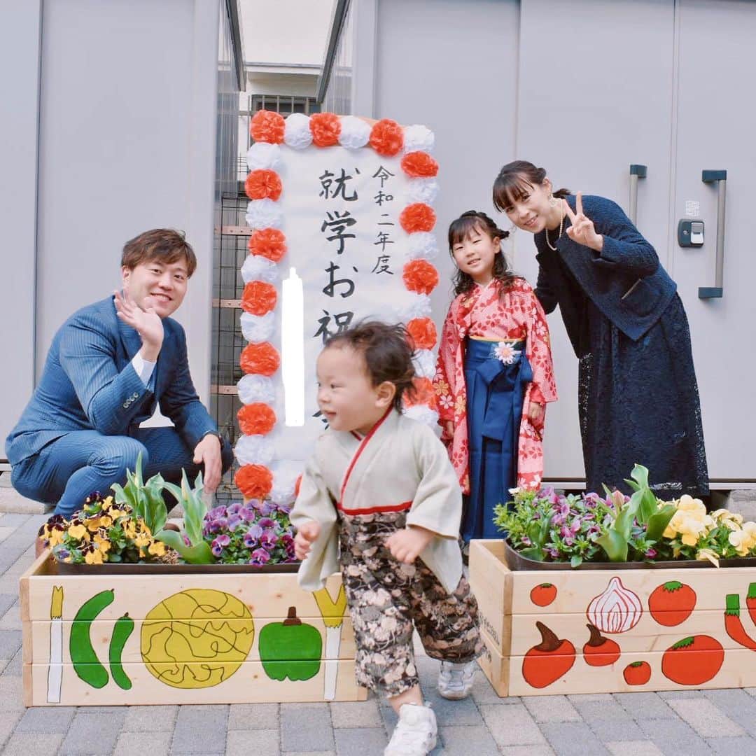 江原千鶴（エハラチヅル）のインスタグラム：「おとちゃん卒園式✨  2歳から幼保一元化の園に通って、おとちゃんが毎朝泣くから、ママも心苦しかったなぁ。。 うたくんを妊娠して、仕事を辞めたけど、また幼稚園児として同じ園に通う事が出来て、本当によかった‼️  いい先生と友達に恵まれて、たくさん楽しい思い出が出来ました。  おとちゃん卒園おめでとう❤️  #卒園式 #子供袴#卒園式コーデ」