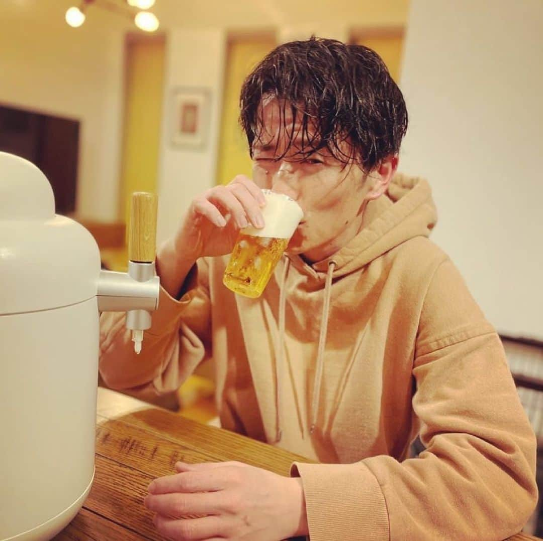 藤森慎吾のインスタグラム：「仕事を終え、さっぱりした後は噂のキリンの家庭用生ビールサーバーでお楽しみ時間。一口飲んで、驚きです！！うまうぃーーね！泡、やば。これがホームタップの実力ですか！家で飲む生ビールのクオリティじゃない！！！サンキューでぇーす！ #キリンホームタップ#ビールサーバー#家で生ビール#PR」