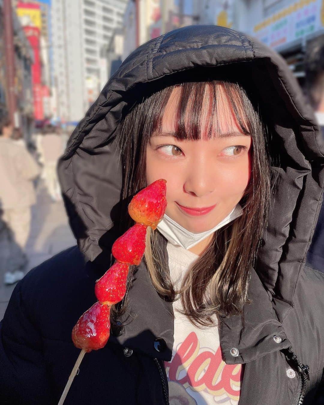 山田寿々のインスタグラム：「🍓 #横浜中華街 #いちご飴 #フルーツ飴」