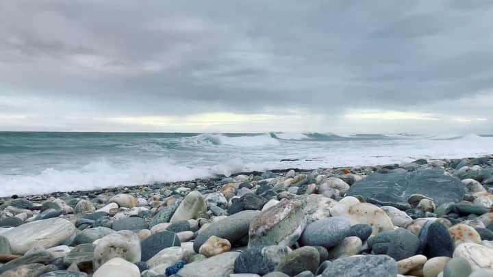 Duncanのインスタグラム：「東岸ASMR . East coast ASMR . #鹽寮 #hualien #eastcoast #waves #beach #pebbles #taiwan #illustrator #2021 #life #duncan #當肯 #duncandesign」