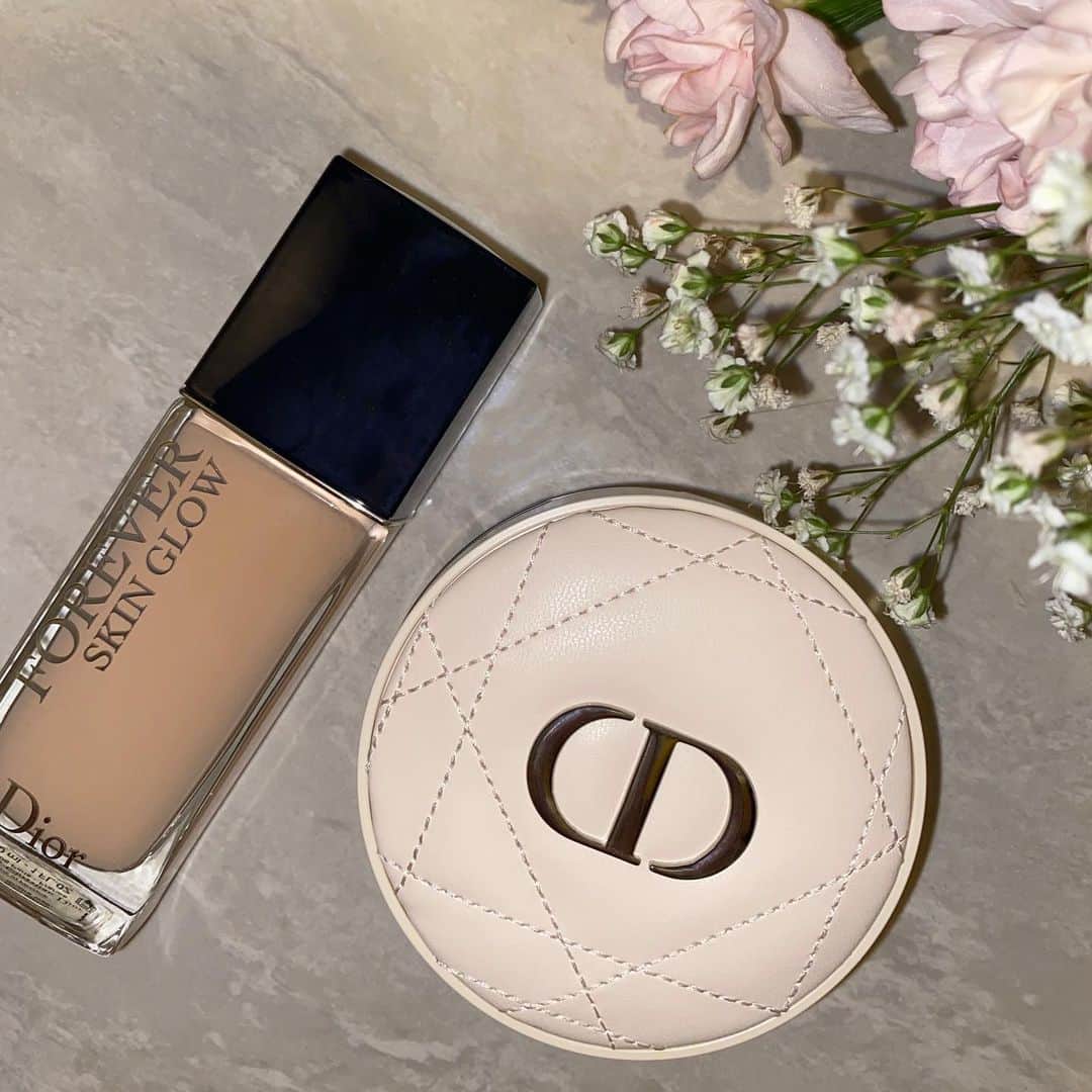 加藤玲奈のインスタグラム：「最近ゲットした @diormakeup のコスメ😊 ✨ディオールスキン フォーエヴァー フルイド グロウ 2N✨ これは結構前から使ってるんだけど、肌への密着がいいから落ちることが少ないし、薄づきでも結構カバーしてくれるの！私顔に赤みが出ちゃうことが多いけど、これは少量で隠れるから嬉しい😭  ✨ディオールスキン フォーエヴァー クッション パウダー✨ パサパサの感覚ゼロなの！私混合肌だから、頬とかパウダーつけるとすぐパサパサして浮いて来ちゃったりするんだけど、これはその悩みがなかった🥺  素敵なコスメに出会えて幸せ☺️✨」