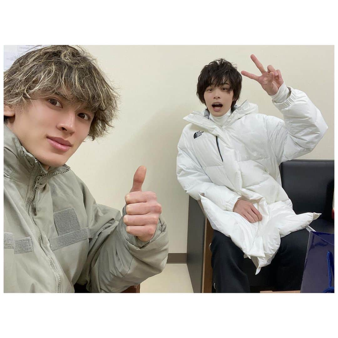 才川コージのインスタグラム：「明日朝９時は仮面ライダーセイバー 第27章『悲しみを、笑顔に変えて。』  プリミティブドラゴン‥‥ 予告でレジエル。 怒りをPOWERに変えろ！！！  お見逃しなく！ 写真はりょうと👍  #仮面ライダーセイバー #青木瞭  #才川コージ  #富加宮賢人  #ズオス」