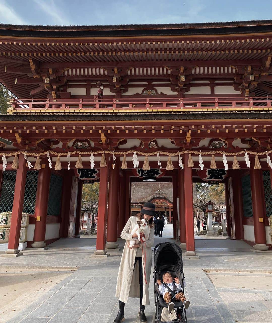 樽見麻緒のインスタグラム：「太宰府天満宮で記念写真⛩笑 うちの🐶子供には吠えるのに、なぜか息子には懐いてくれてびっくり！！またお出掛けしようね🐾 元気で長生きしてね𓅭 次はいつ帰省できるかなぁ~✈︎ コロナもあってあんまり連絡しなかったから、次は友達にもっと会えたらいいな💕  #福岡#福岡観光#太宰府#男の子ママ#ママ#こどものいる暮らし#親バカ部#新米ママ#1歳男の子#息子#成長記録 #ママコーデ#キッズコーデ男の子」
