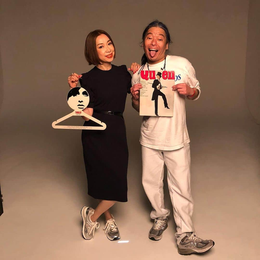 野宮真貴さんのインスタグラム写真 - (野宮真貴Instagram)「.﻿ 東京は夜の七時♪﻿ ﻿ ニューバランス115周年の撮影。私は40周年だから大先輩ね！ 新田くんとのアゲアゲの撮影でした😊﻿ 好きなモノと一緒に撮影というコンセプトだったので、永遠のアイコンTwiggyを選びました。﻿ ﻿ #東京は夜の七時 #newbalance #新田圭一 #twiggy #massemensch #野宮真貴 #missmakinomiya」3月20日 19時00分 - missmakinomiya