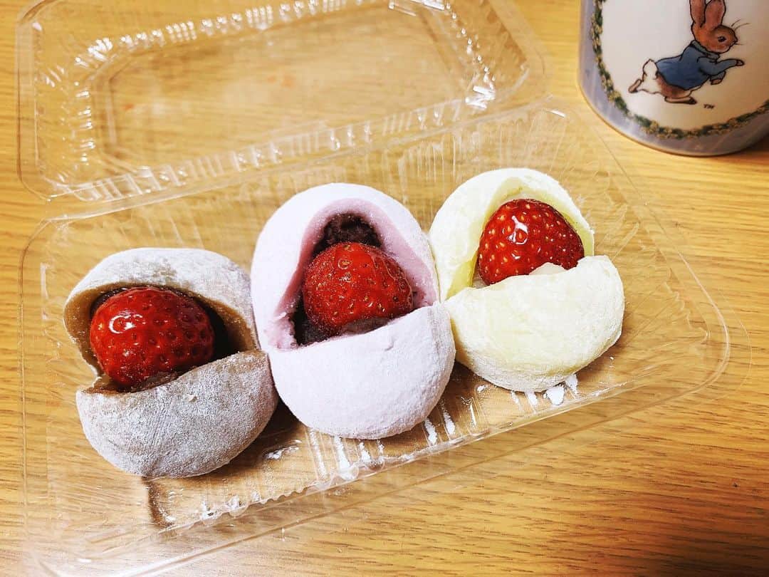 瑞羽奏都（水谷美月）のインスタグラム：「VIVA苺大福🍓  ここ数日、近所のスーパー前の出店に出てた苺大福🍓✨ ずーっとずーっと気になってて… 我慢してたのに… せっかくトレーニングして来たのに… ついに誘惑に負けて買ってしまった🤣 しかも3つも…賞味期限は、今日やねん。 食べちゃうよね…美味しいよね…幸せだよね🍀 許せ…我がボディ…😑  #苺大福 #いちご #苺 #いちご大福  #美味しい #幸せ  #こしあんいちご大福  #チョコレートいちご大福  #ミルクいちご大福」