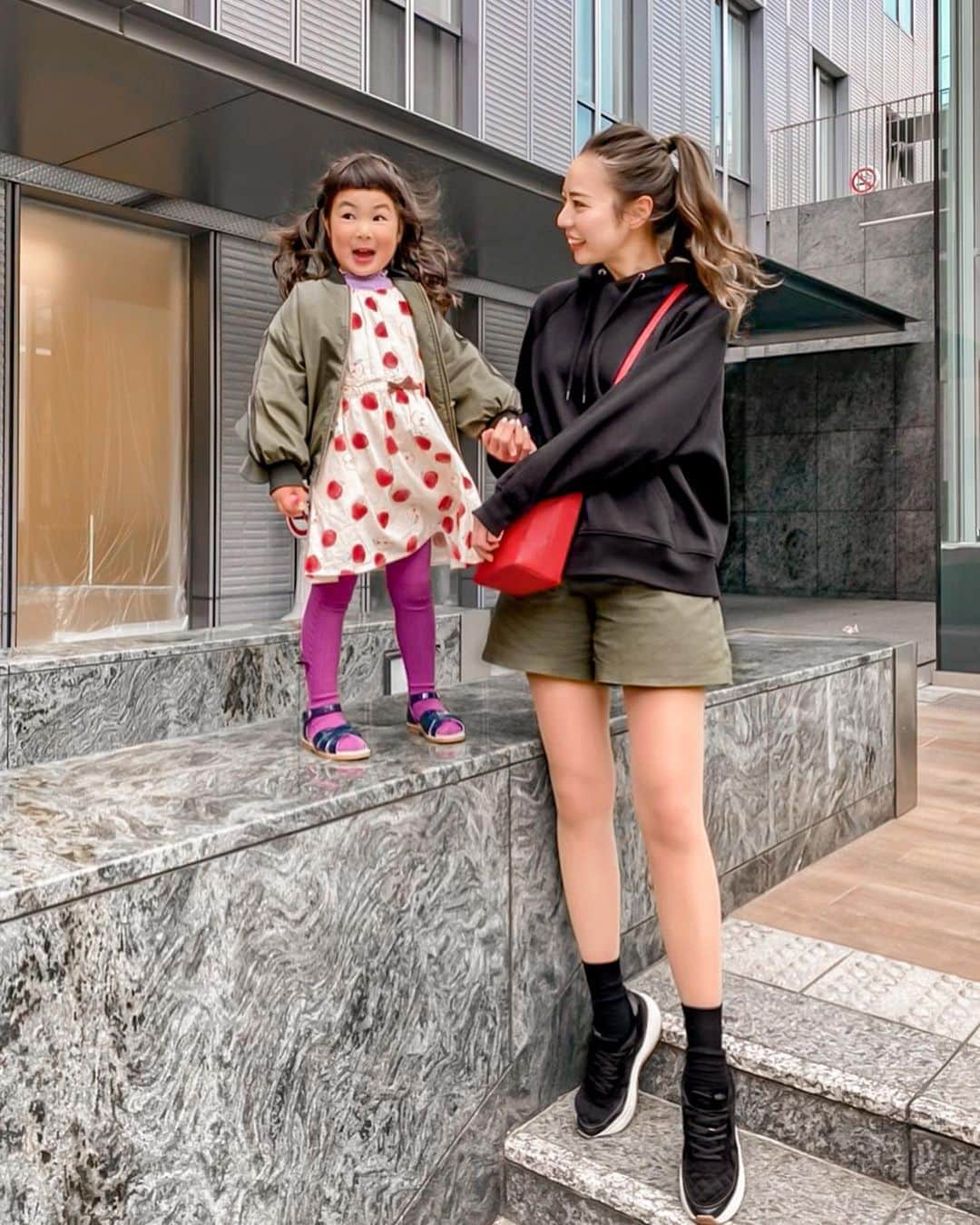 のインスタグラム：「ちいさなお友だちっ👯‍♀️♡﻿ 打ち合わせしてないのに﻿ リンクコーデだった😍笑﻿ 親子みたいでるんる-ん🥰🎶w﻿ ﻿ 4歳にして自分で服コーデしてるの﻿ すごくない🥺💓?!﻿ ﻿ ハイセンスすぎて感動した~😂💞　﻿ ﻿ snowで遊んだセルフィーも﻿ 載せておこう🤳💕﻿ ﻿ ﻿ あ！このショーパン﻿ 昨日載せたネイビーと色違いのやつ🤣✌︎笑﻿ ﻿ >> 🏷﻿ tops. @hm﻿ bottom, socks. @uniqlo﻿ sneaker. @zara﻿ bag. @balenciaga﻿ ﻿ >>📸﻿ photo by @よしたん💗(ママ)﻿ ﻿ >>﻿ ▶︎ #maomao_fashion﻿ #親子コーデ #リンクコーデ #春コーデ #高身長コーデ #168cm #168cmコーデ #大人カジュアル #大人カジュアルコーデ #ユニクロ #ユニクロコーデ #スニーカー女子 #スニーカーコーデ #uniqlo #uniqloコーデ #zara #ザラコーデ #hmxme #パーカーコーデ #カーキコーデ #バレンシアガバッグ #キッズコーデ #キッズファッション」