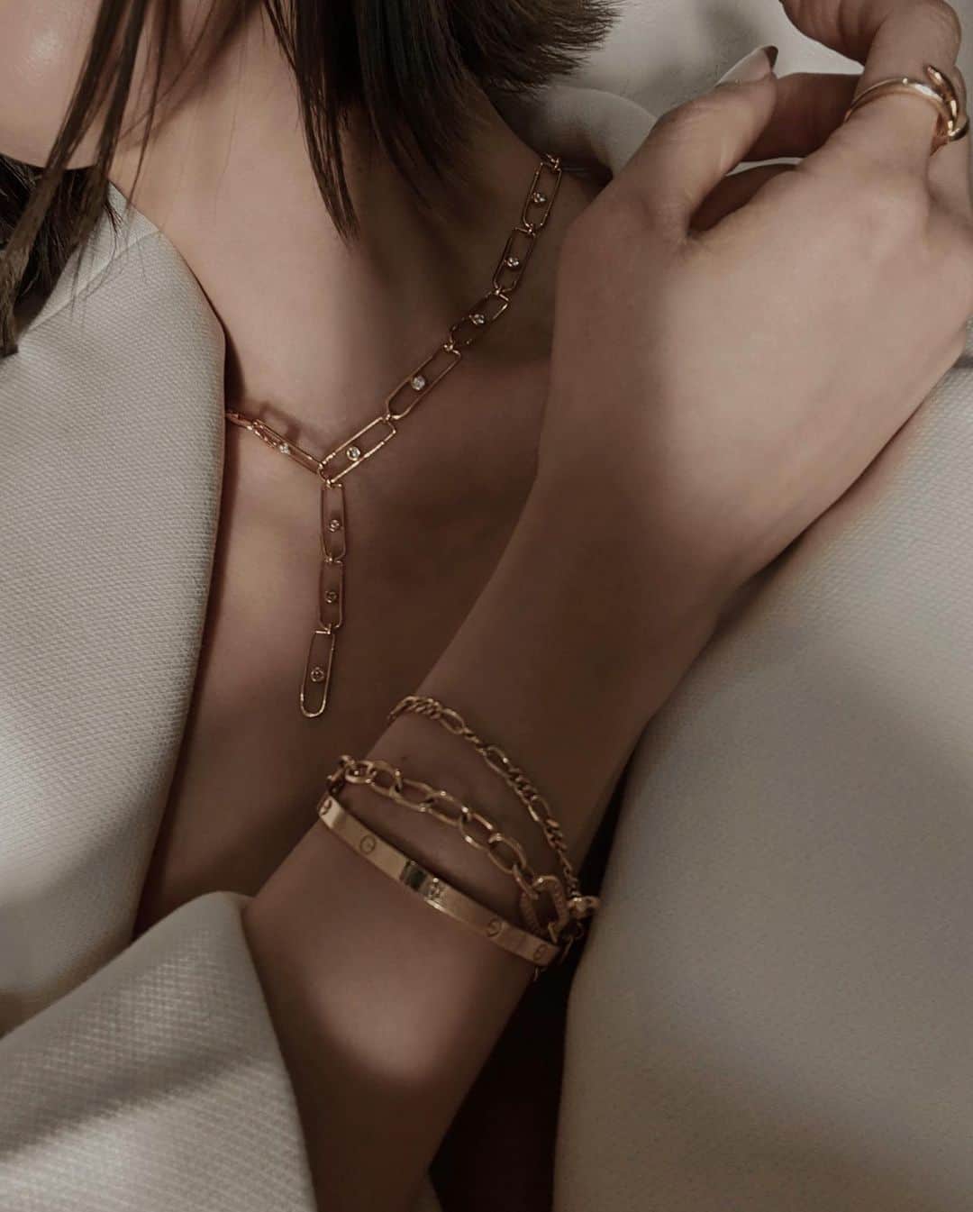 孫きょうのインスタグラム：「⛓💎 necklace , bracelet @unchained.jp   この春の本命NEWアクセ🧷  チェーンを垂れさせても、 ロングネックレスにしても✨  director @seina4444 🤍」