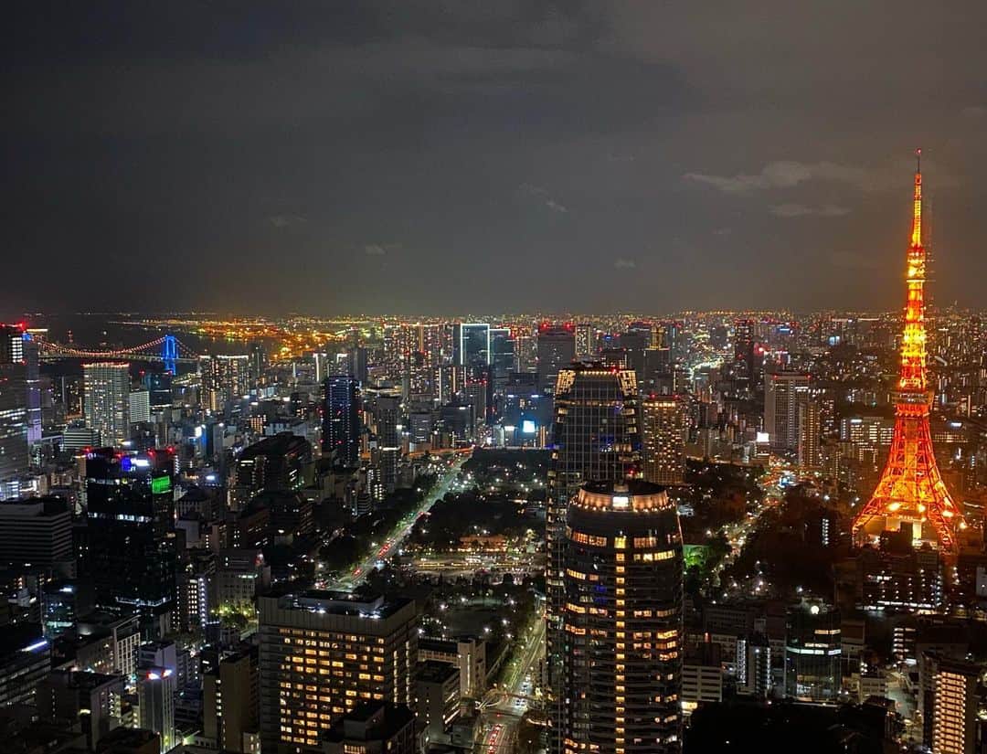 マキ・コニクソンさんのインスタグラム写真 - (マキ・コニクソンInstagram)「地震怖かったね。😨 皆さま大丈夫でしたか？ どうかご無事で 何もない事を祈ります...🙏🏻 そして！☝🏼油断大敵です！ 引き続き気を緩めず注意して下さい！  #エア東京タワー🗼  #地震揺れたぁ😳 #東京タワーのおすそ分け🗼」3月20日 19時22分 - makikonikson